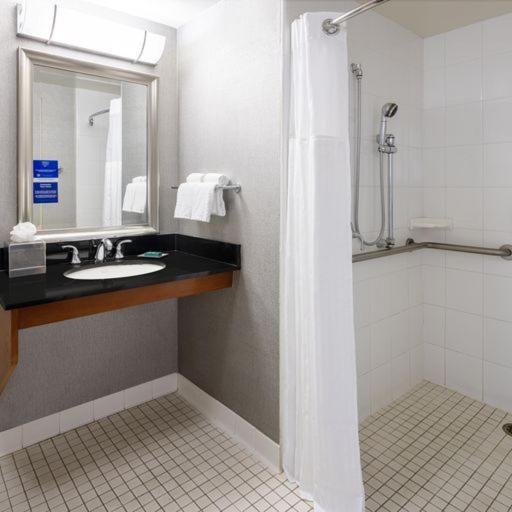 Queen Room with Bay View - Disability Access with Roll In Shower - Photo 2