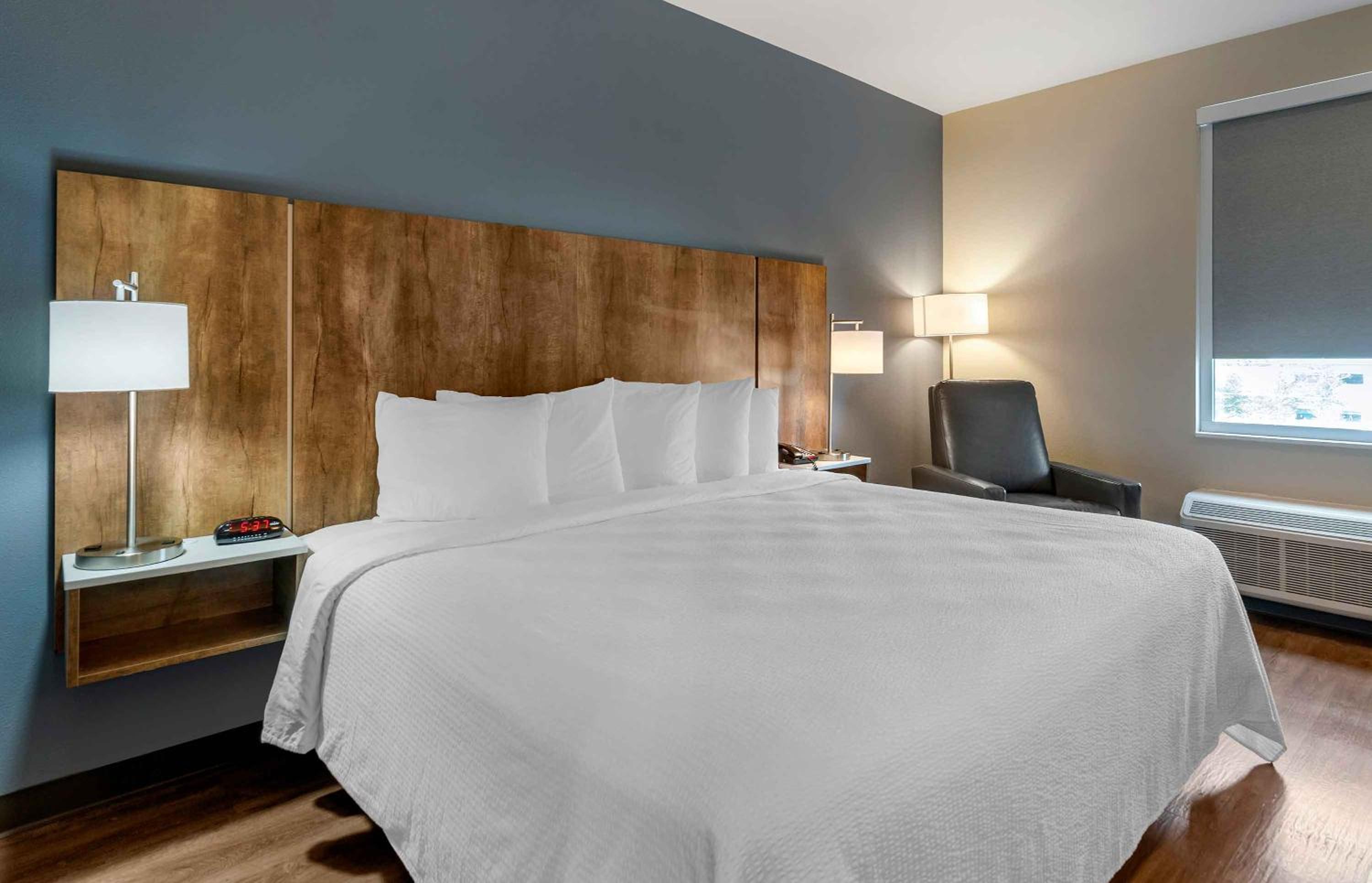 Studio with 1 King Bed - Non-Smoking - Photo 1