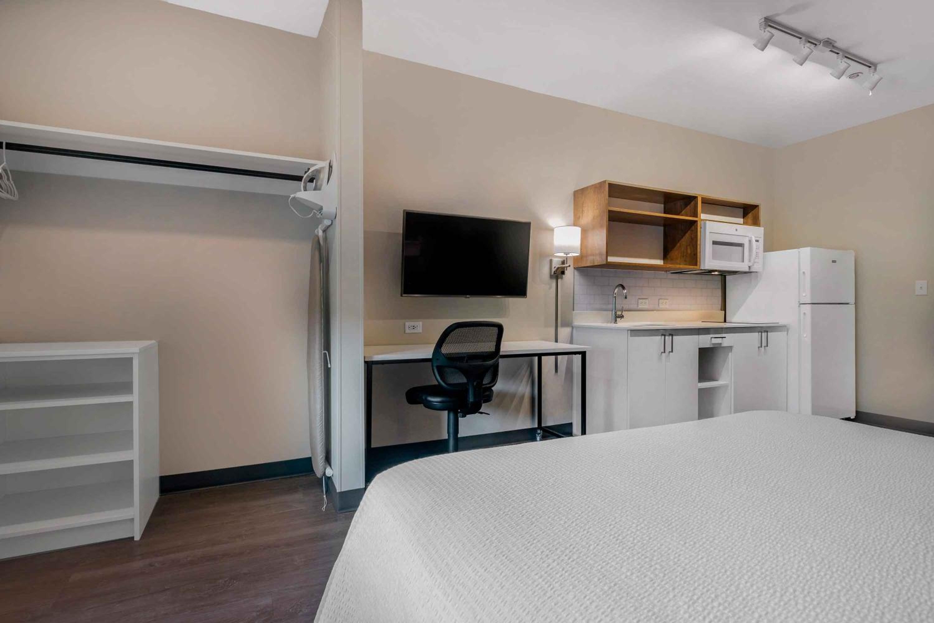 Studio with 1 King Bed - Non-Smoking - Photo 6