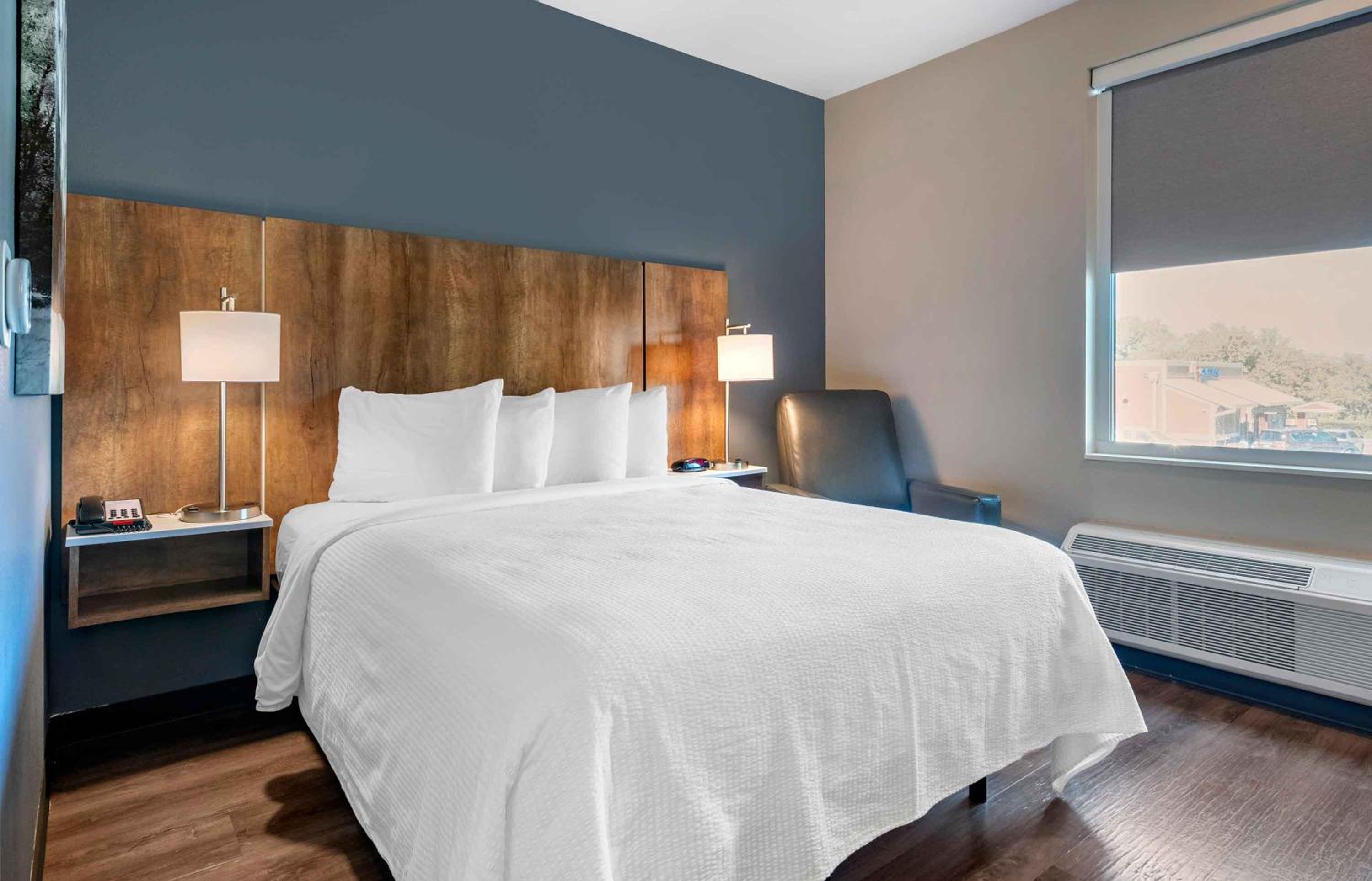 Studio with 1 Queen Bed - Non-Smoking - Photo 4