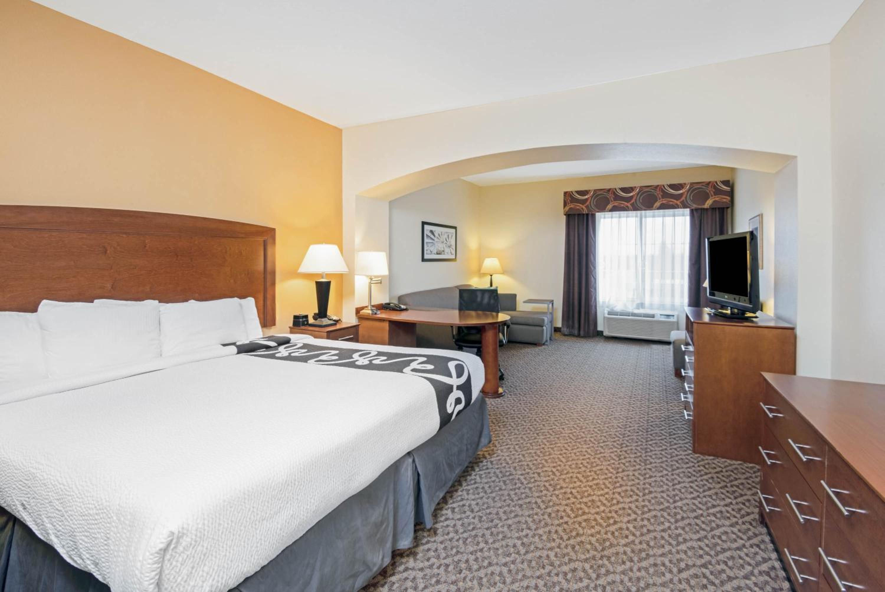 Deluxe King Suite - Non-Smoking - Photo 2