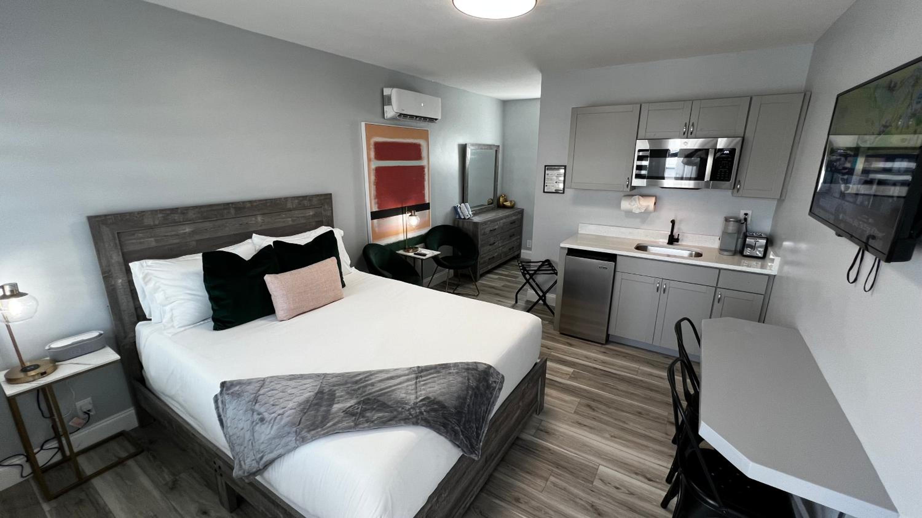 Deluxe Queen Suite
