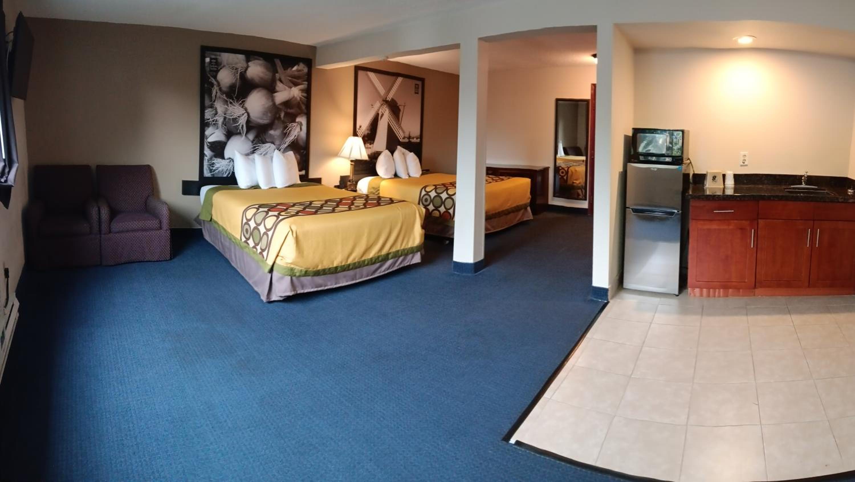 Queen Room with Two Queen Beds - Non-Smoking - Photo 6