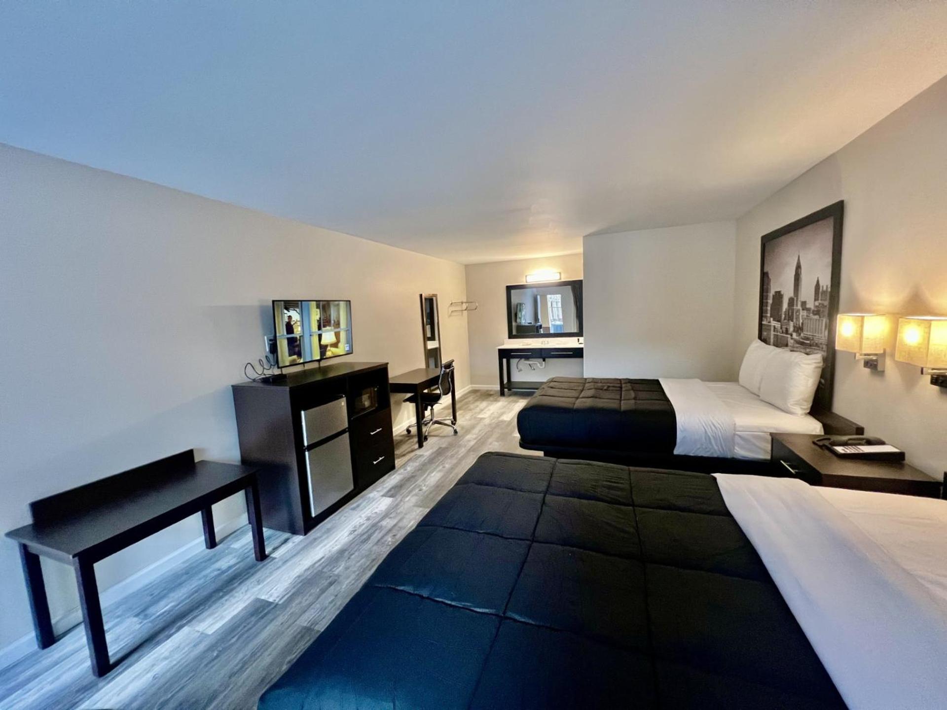 Deluxe Queen Room with Two Queen Beds - Non-Smoking - Photo 4