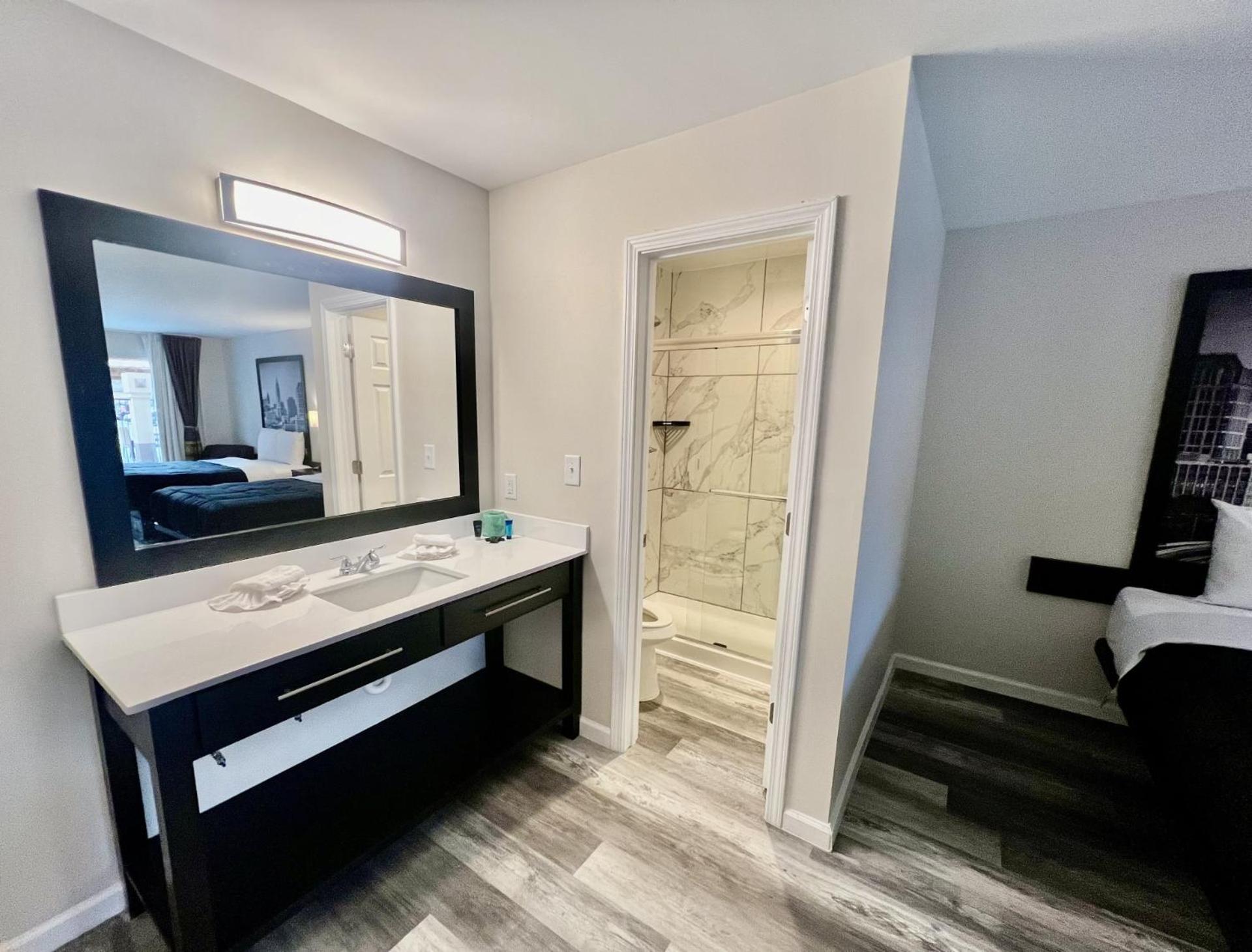 Deluxe Queen Room with Two Queen Beds - Non-Smoking - Photo 3