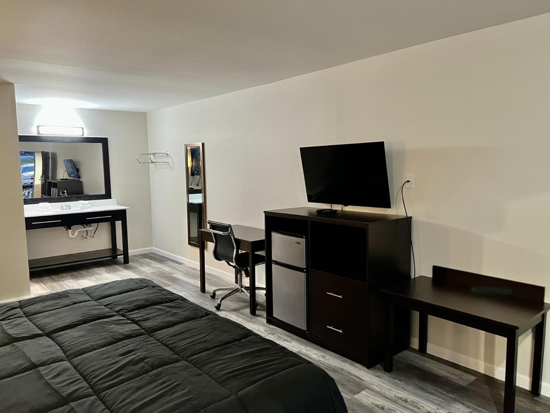 Deluxe King Room - Non-Smoking - Photo 2