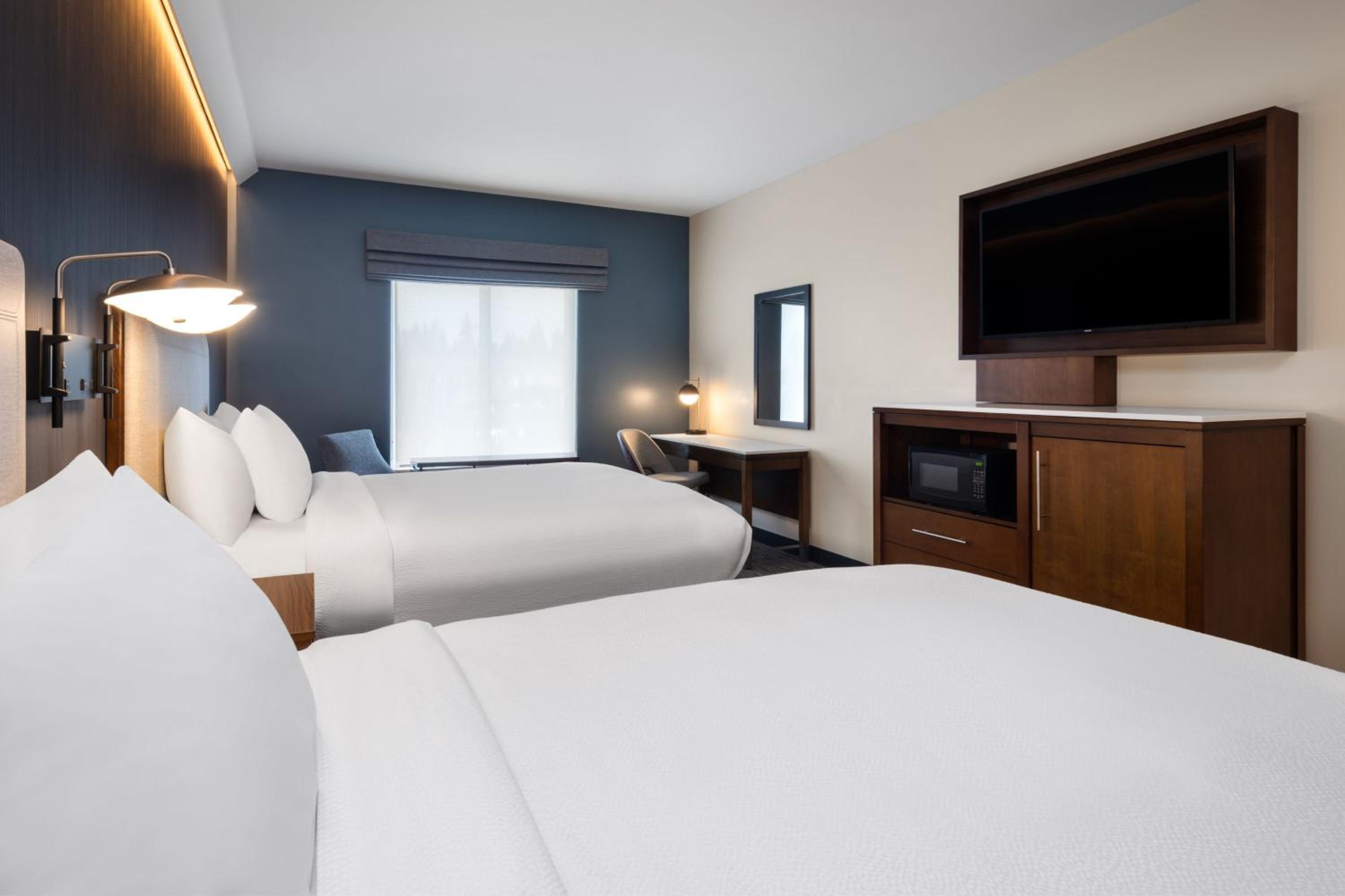 Standard Queen Room with Two Queen Beds - Photo 3