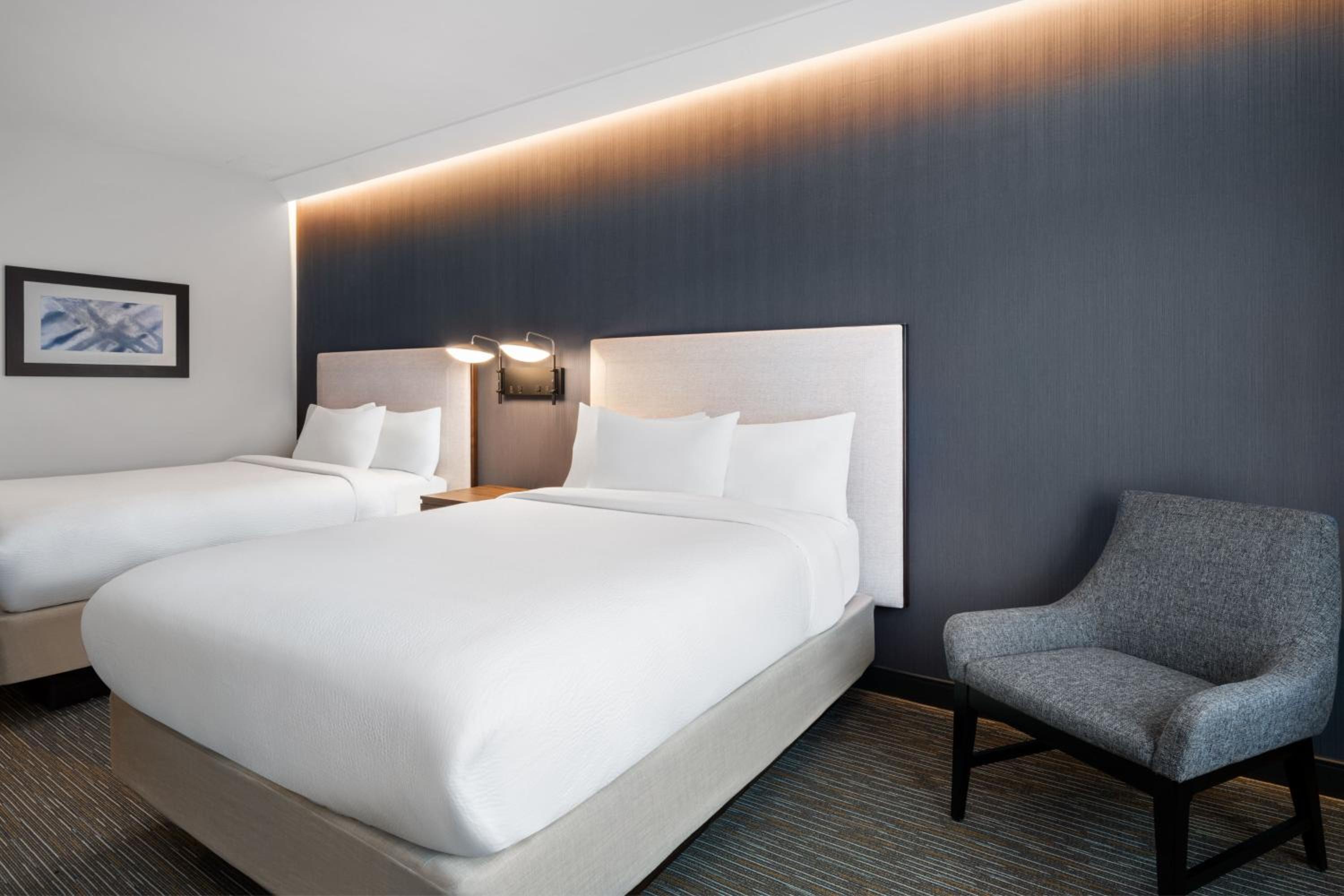 Standard Queen Room with Two Queen Beds - Photo 13