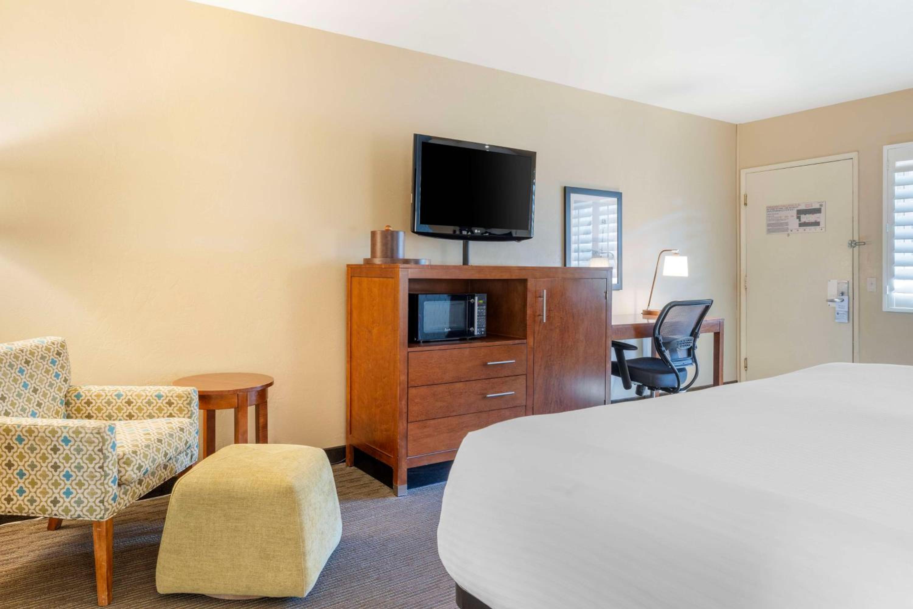 King Room with Fireplace - Non-Smoking - Photo 1