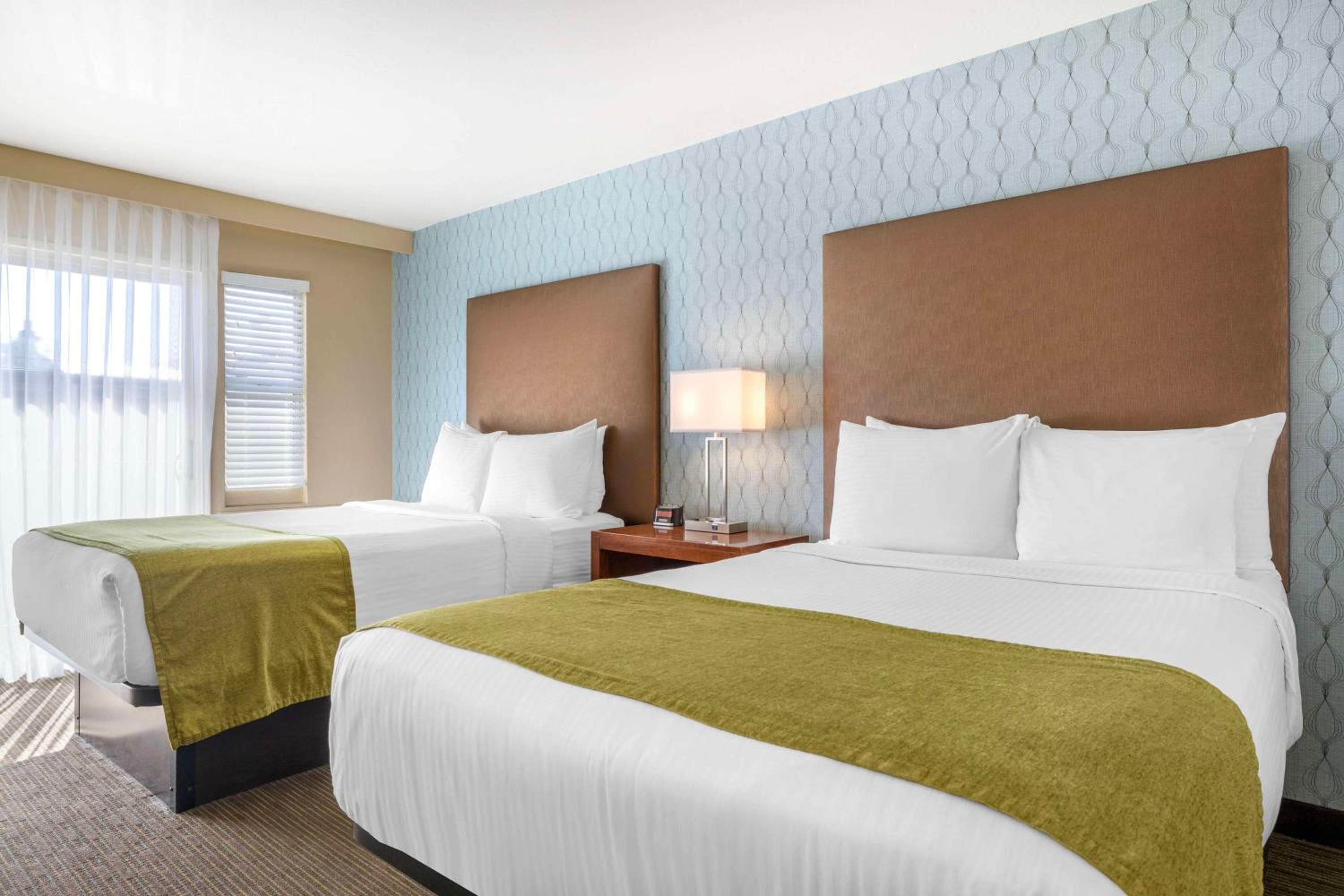 Double Room with Two Double Beds and Partial Ocean View - Balcony/Non-Smoking - Photo 4