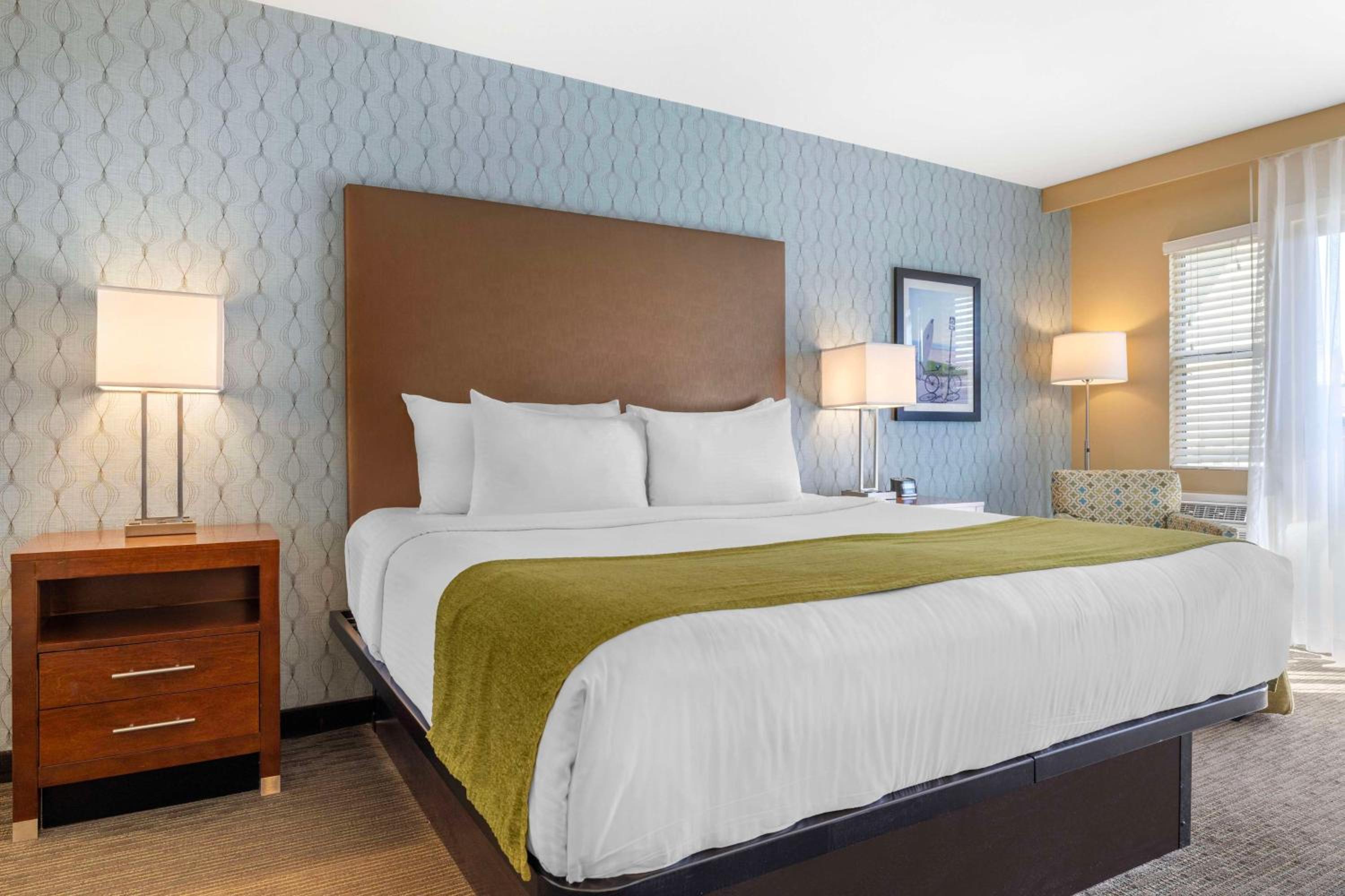 King Room with Partial Ocean View and Balcony - Non-Smoking - Photo 3