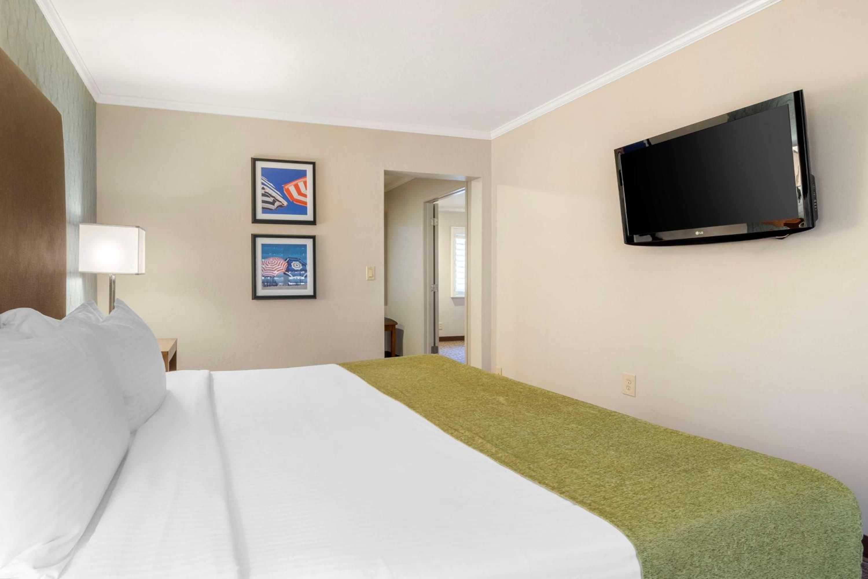 King Suite with Walk-In Shower and Sofa Bed - Disability Access/Non-Smoking - Photo 2