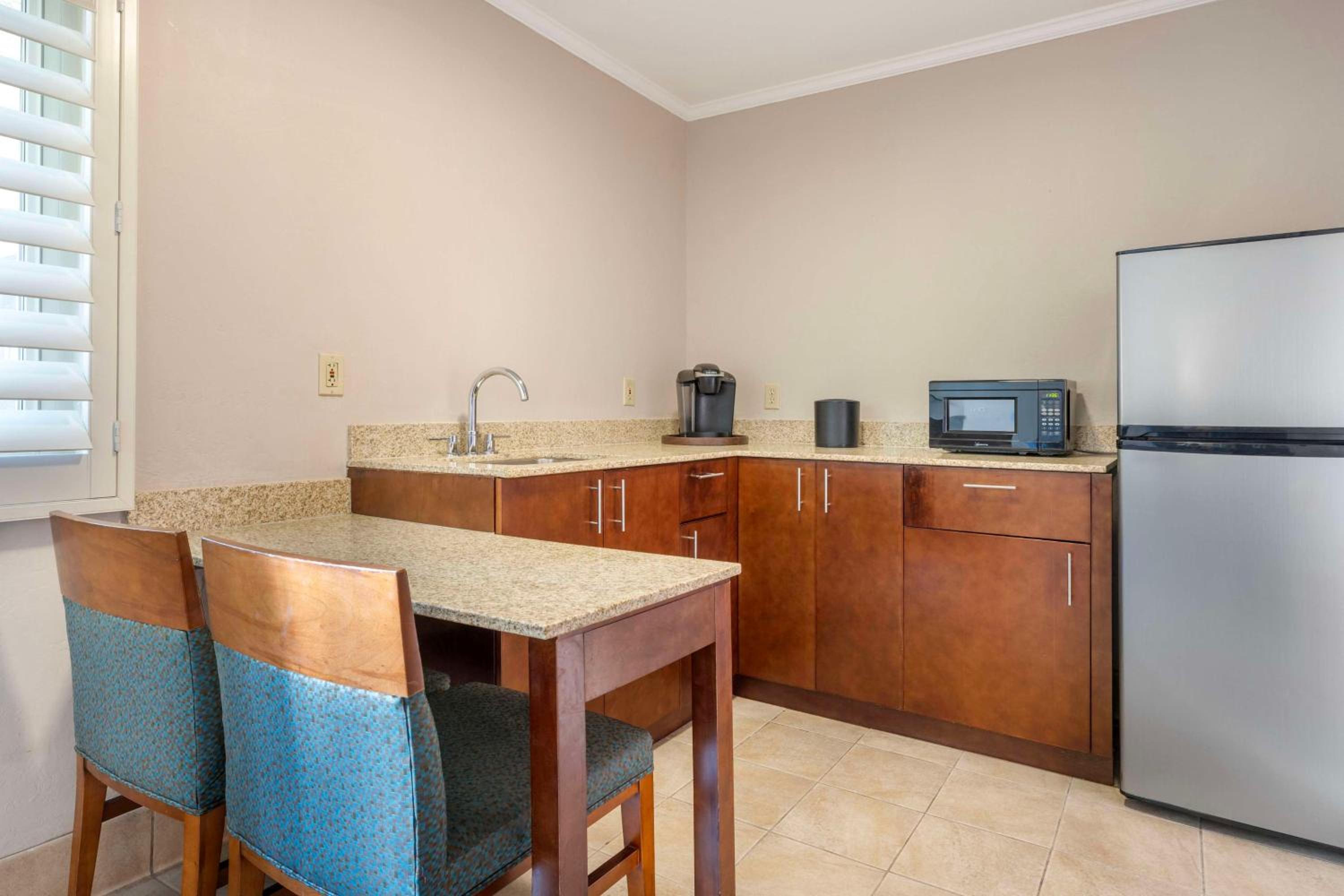 One-Bedroom King Suite with Sofa bed and Kitchen - Non-Smoking - Photo 2