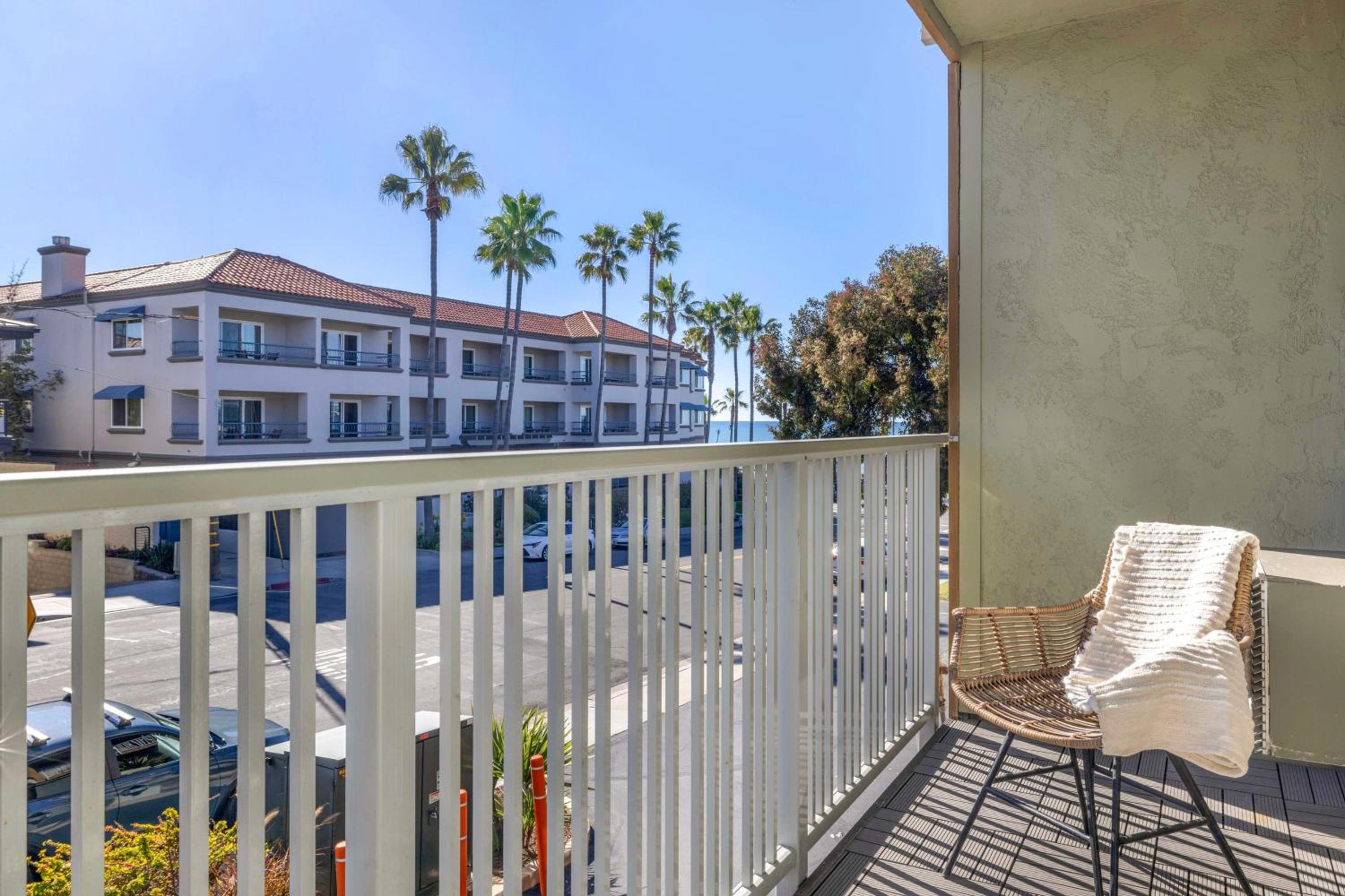 King Room with Partial Ocean View and Balcony - Non-Smoking - Photo 4