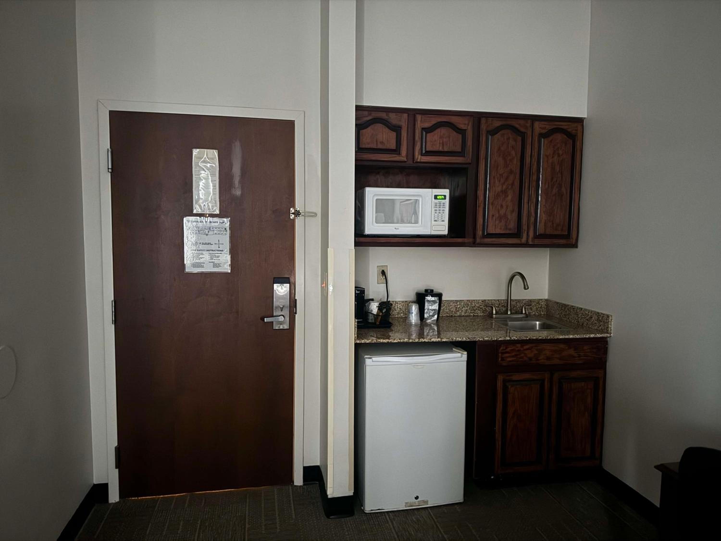 Queen Room with Sofa and Roll-In Shower - Disability Access/Non-Smoking - Photo 4