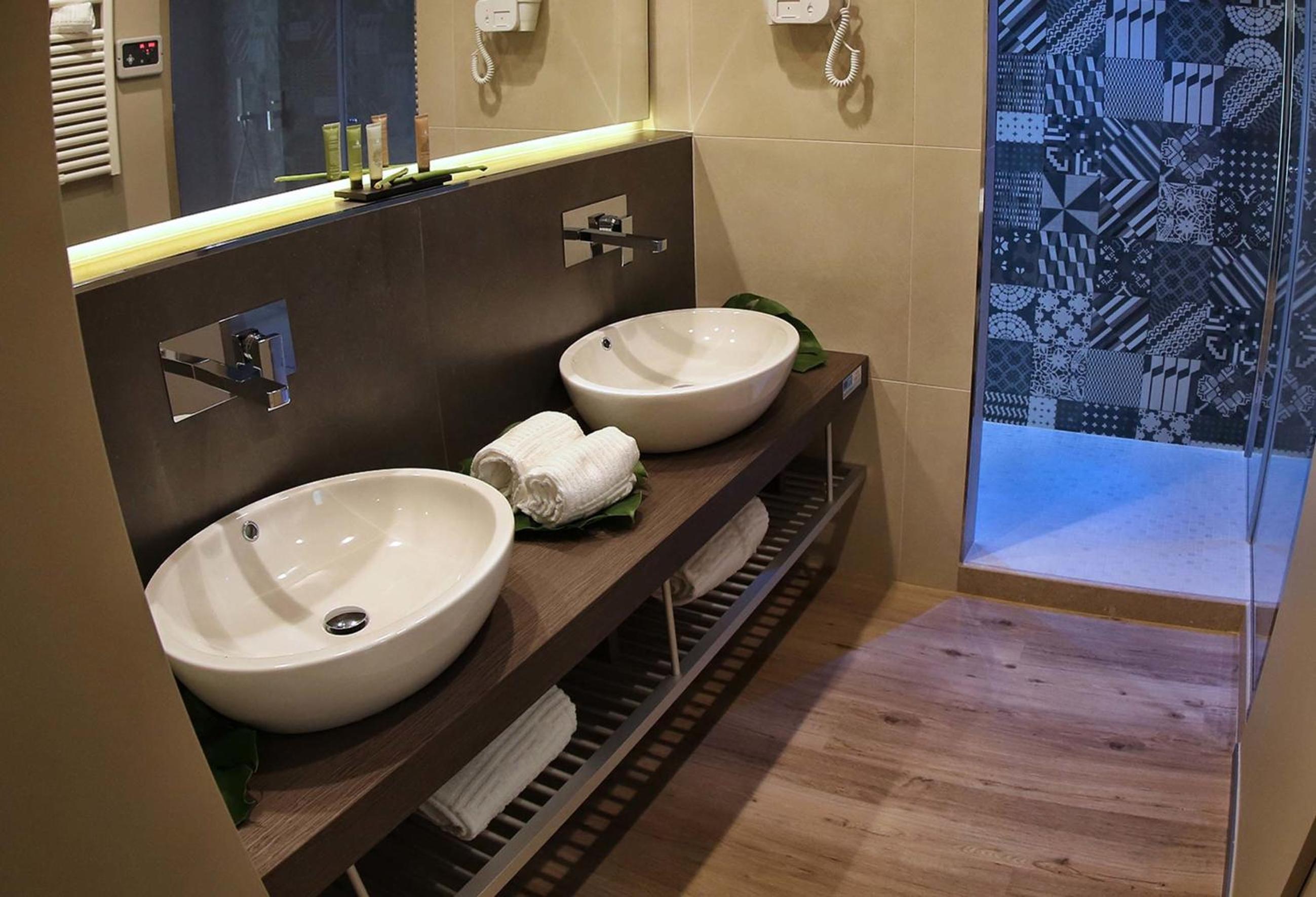 Deluxe Double Room with Balcony - Photo 3
