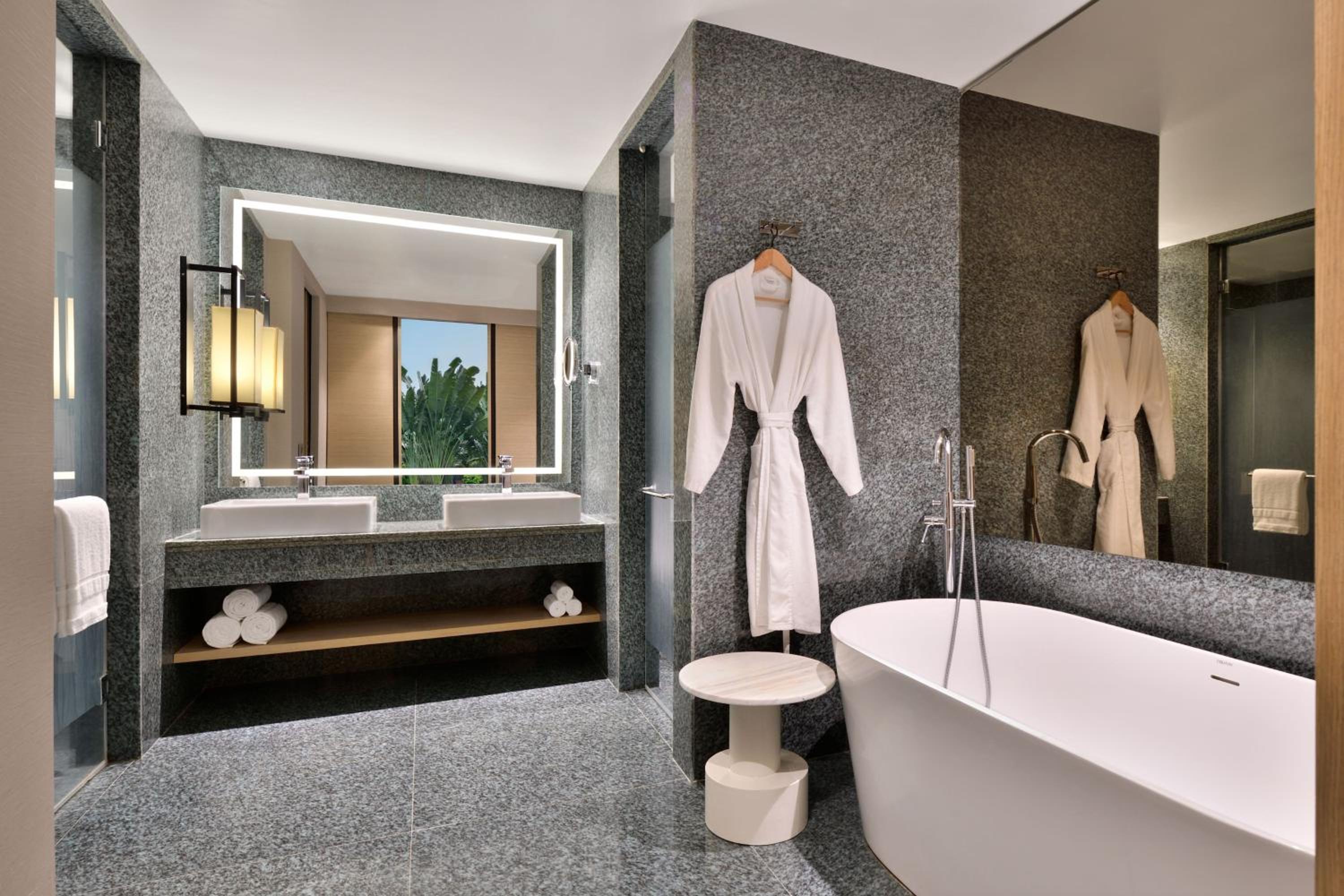 Penthouse King Suite - Enjoy 90 minutes of complimentary Cocktail hours at Haven between 4 PM to 6 PM, NR 1000 SPA Credit (Stay between Sunday to Thursday) - Complimentary beer on arrival and free shuttle to the beach photo 2