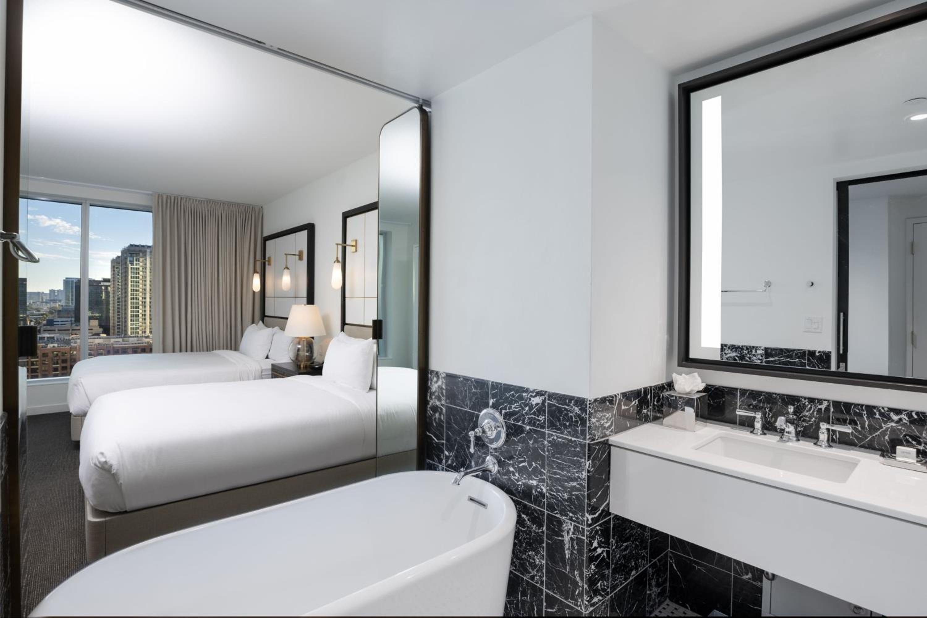 Deluxe Queen Room with Two Queen Beds photo 2