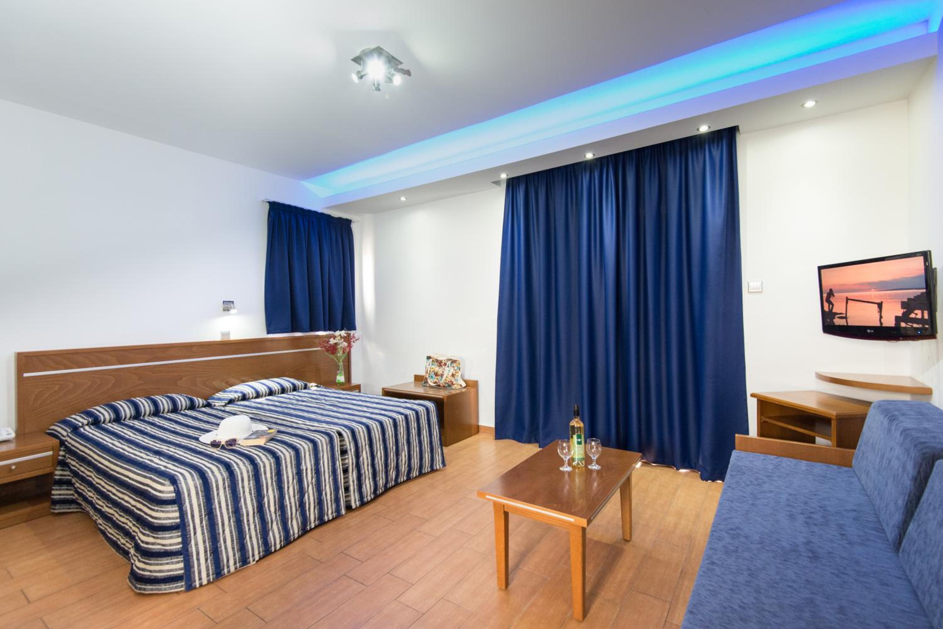 Deluxe Studio (2 Adults + 1 Child)