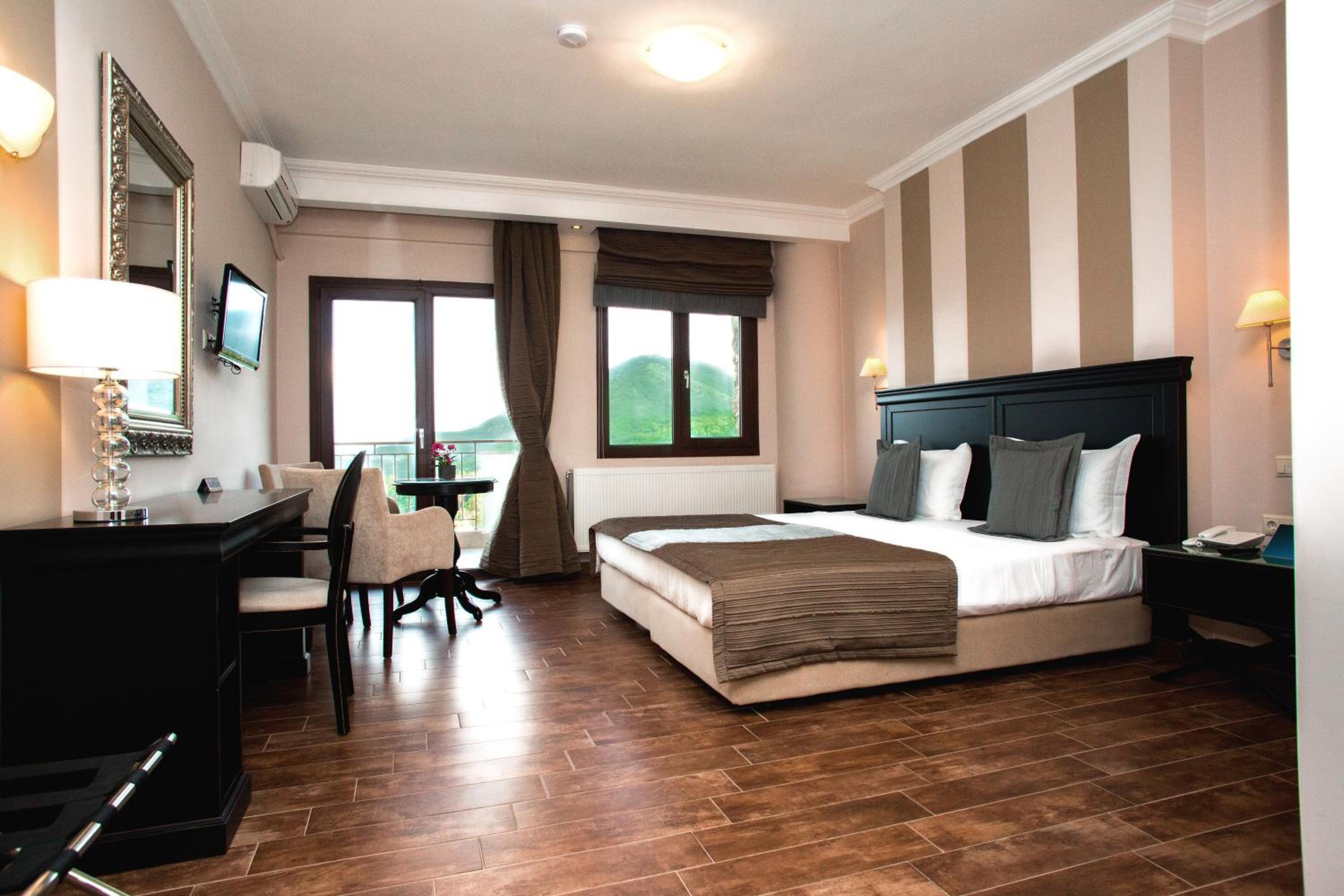 Double or Twin Room with Lake View - Photo 12