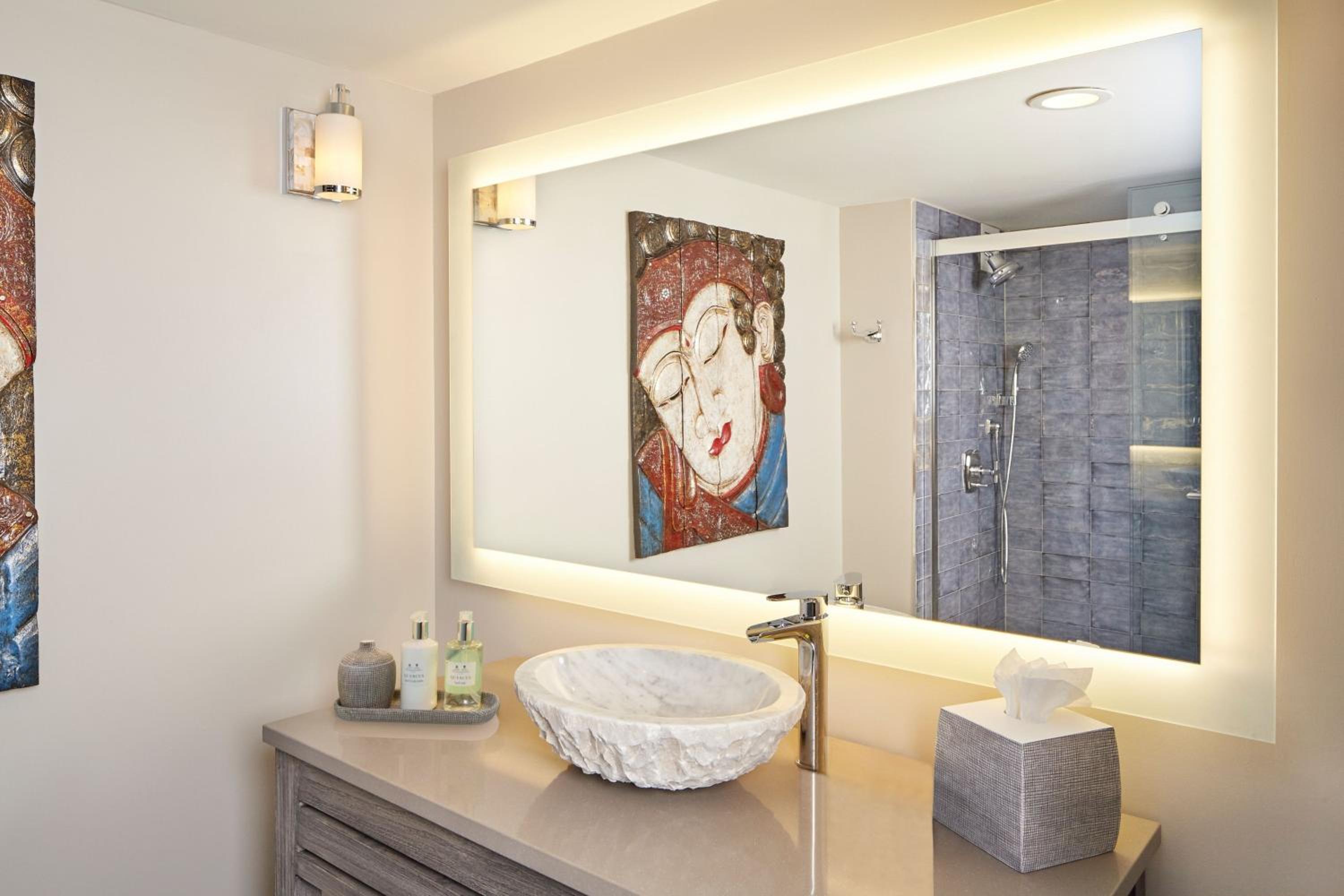 Junior King Suite with Pool View - Photo 4