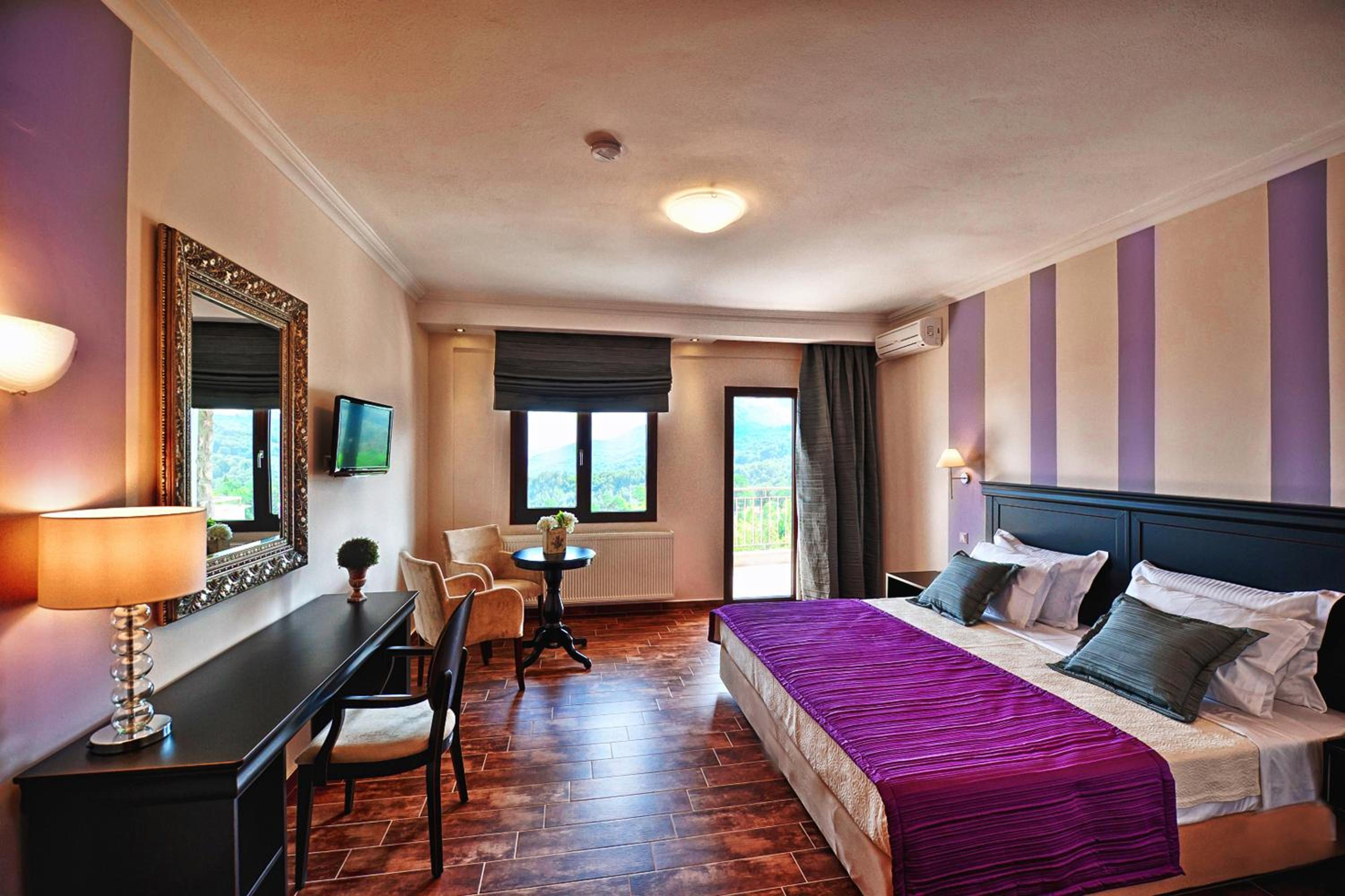Double or Twin Room with Lake View - Photo 1