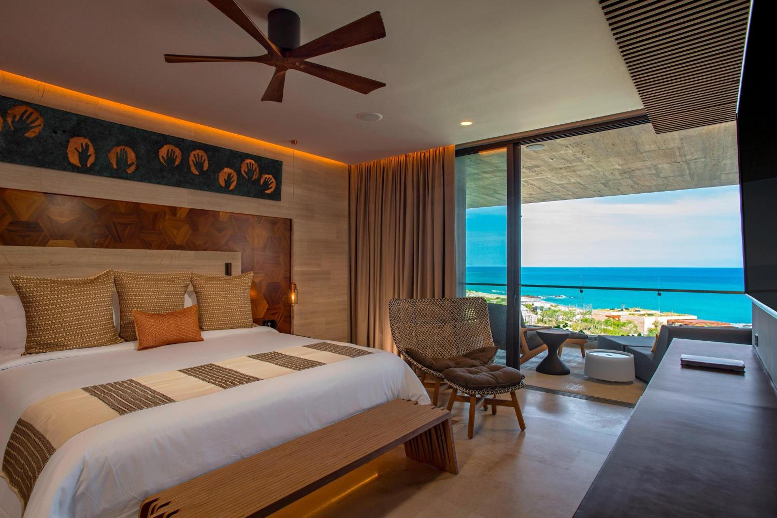 Suite de una habitación con cama king y vista al mar