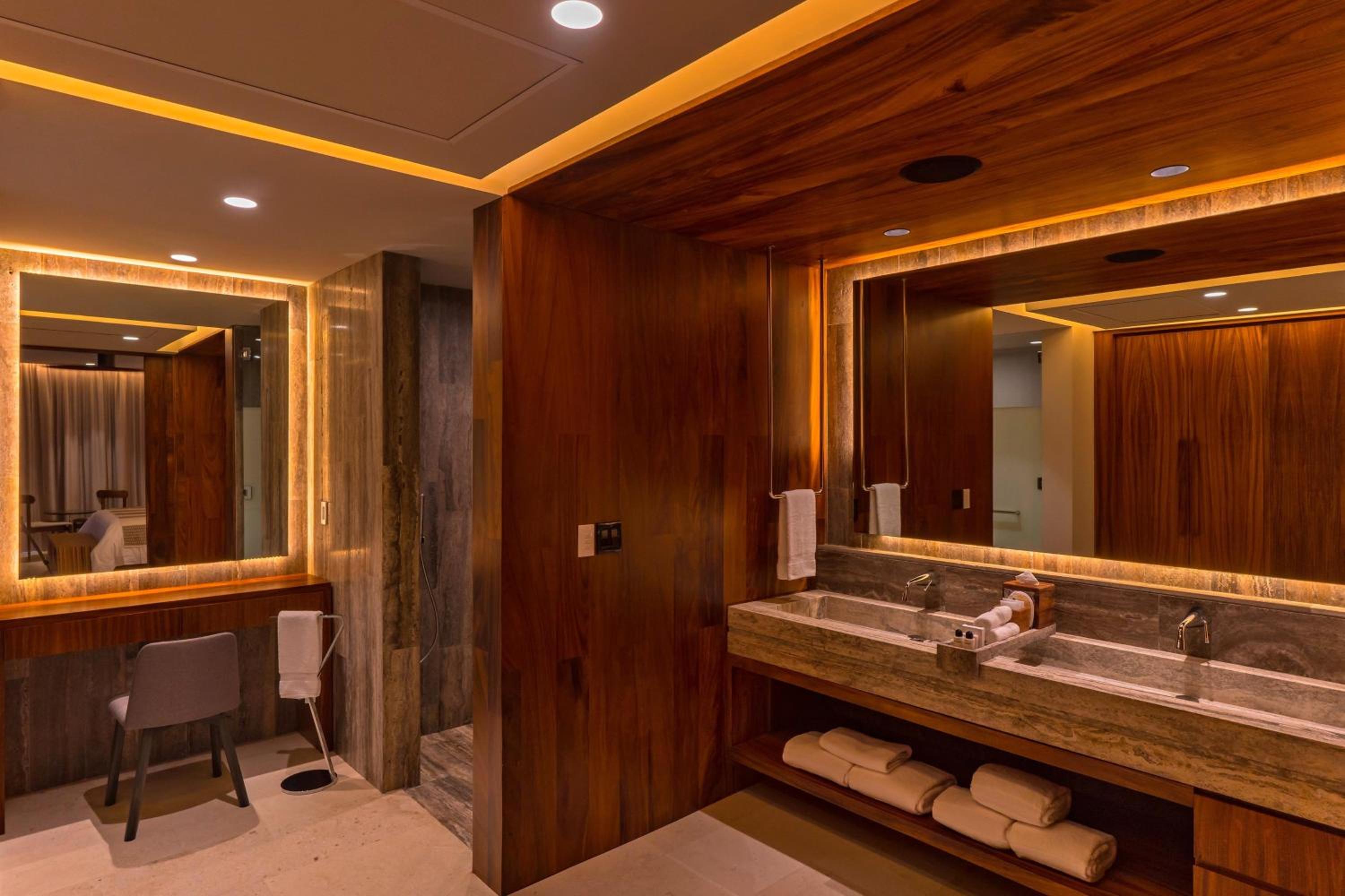 One Bedroom Suite (Non Smoking) photo 2