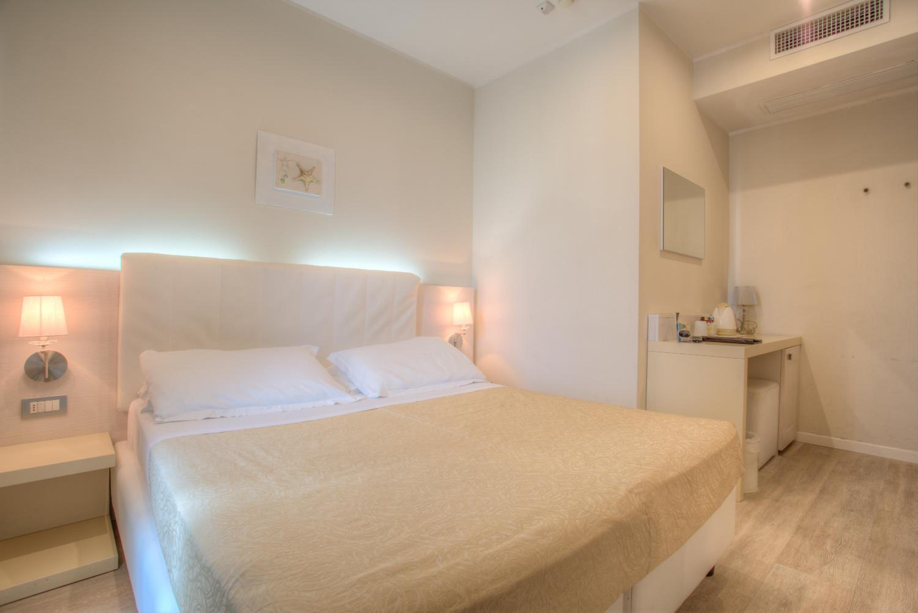 Classic Double or Twin Room - Photo 5