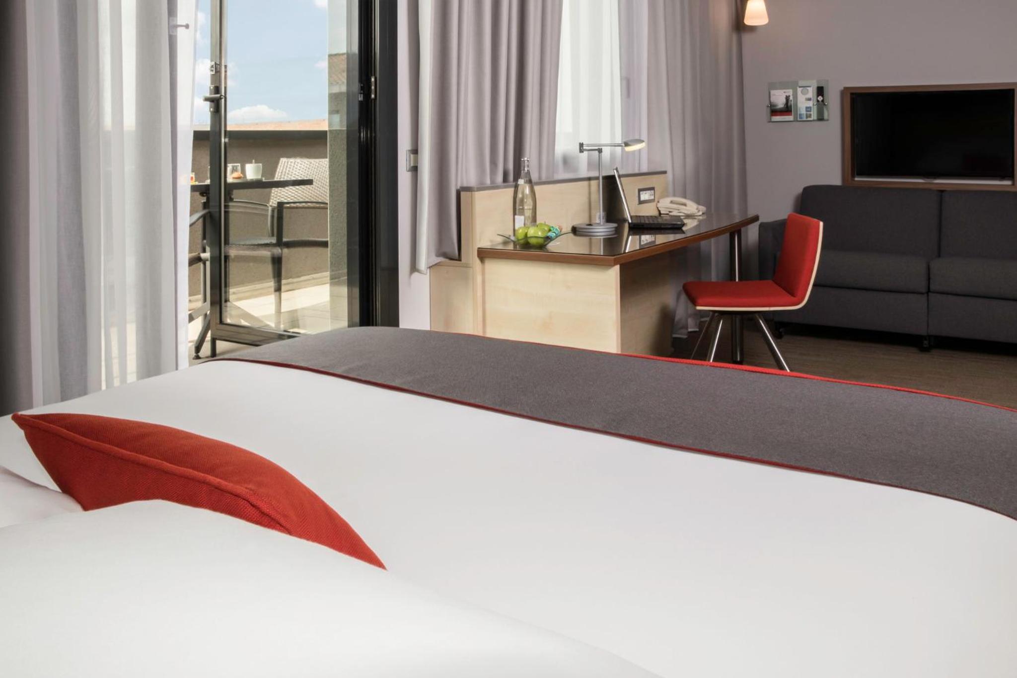 Queen Suite with Balcony and Sofa Bed with Free Breakfast - Photo 2