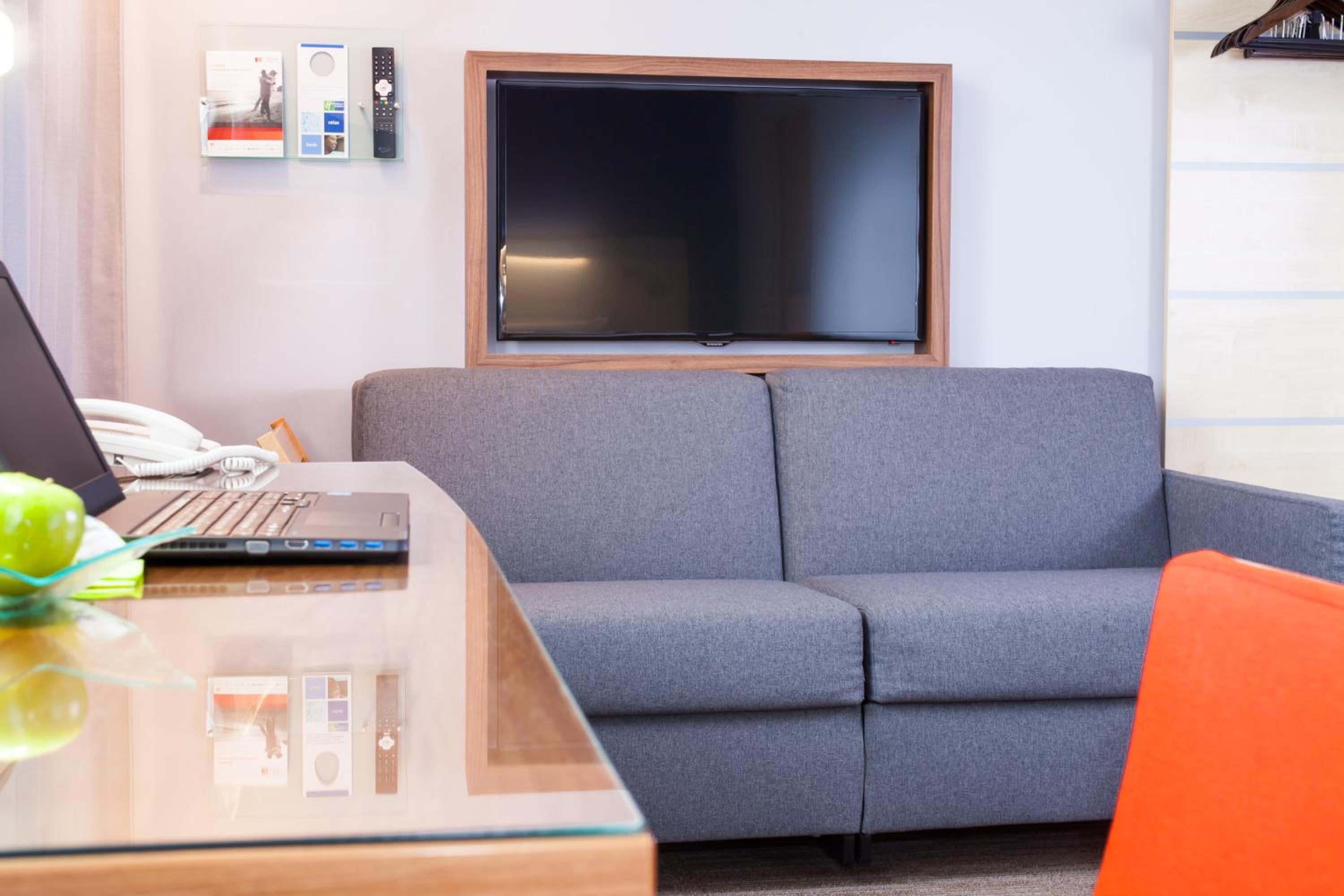 Queen Suite with Balcony and Sofa Bed with Free Breakfast - Photo 6