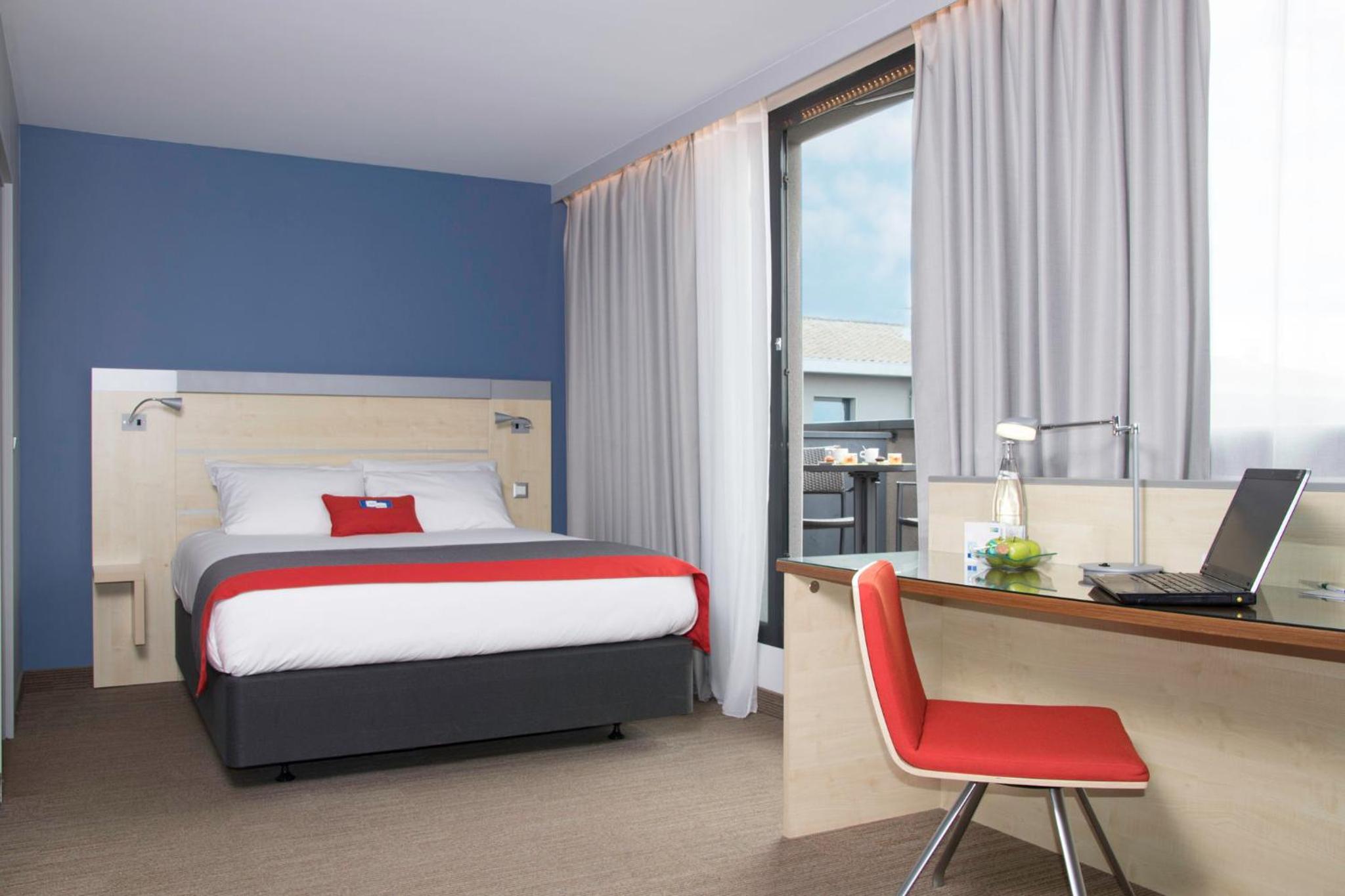 Queen Suite with Balcony and Sofa Bed with Free Breakfast - Photo 4