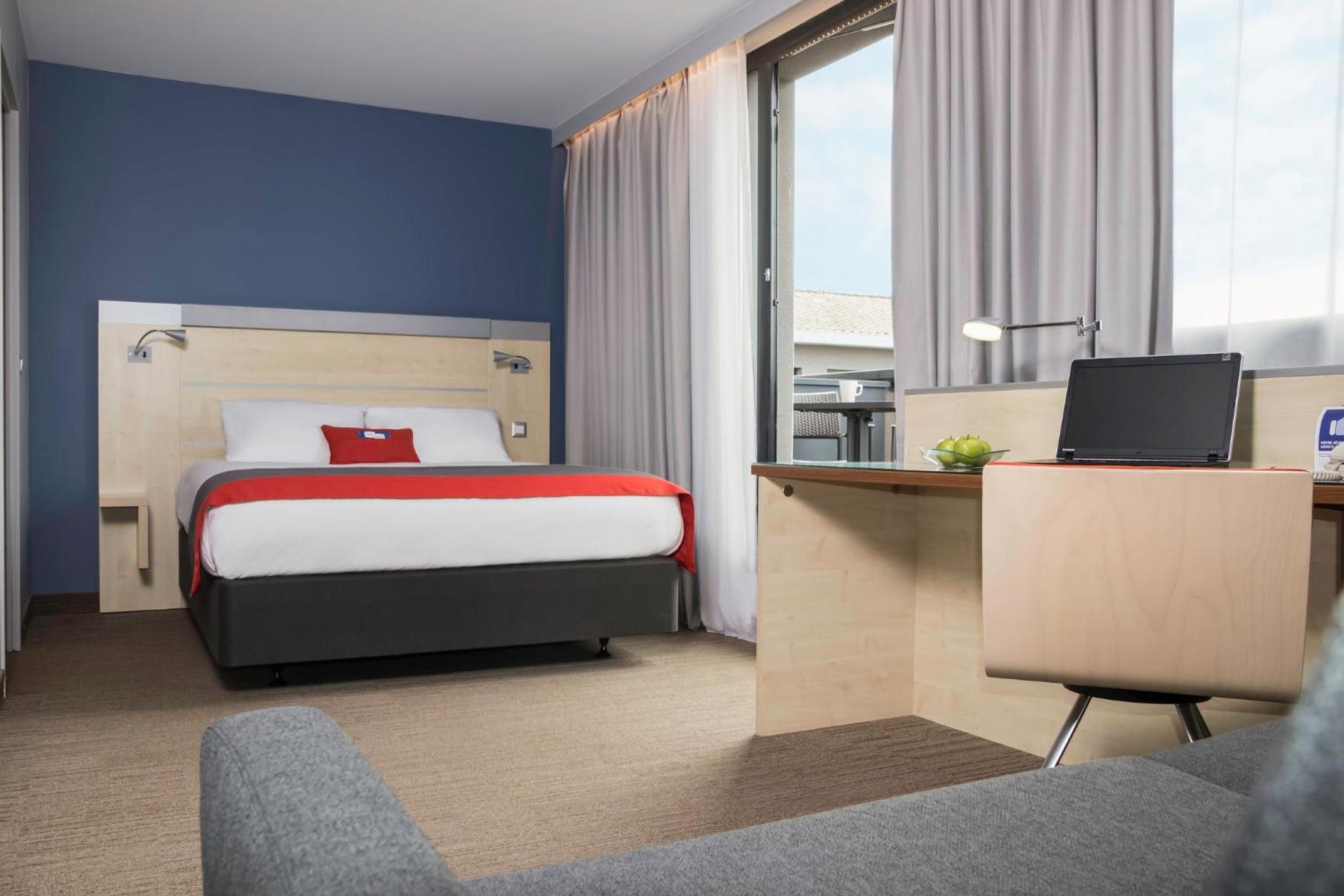 Queen Suite with Balcony and Sofa Bed with Free Breakfast - Photo 3