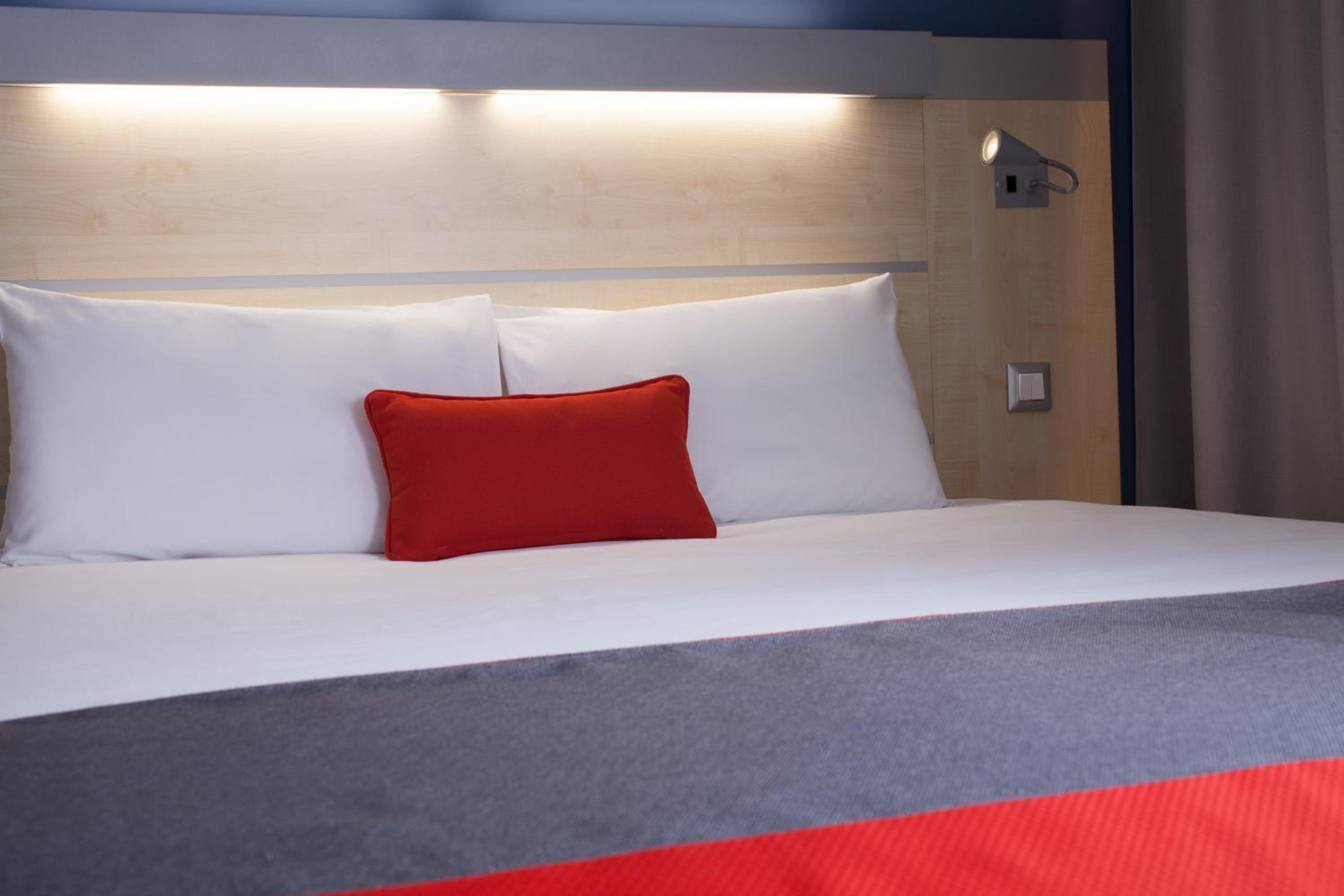 Standard Queen Room with Single Sofa Bed - Free Breakfast - Photo 4