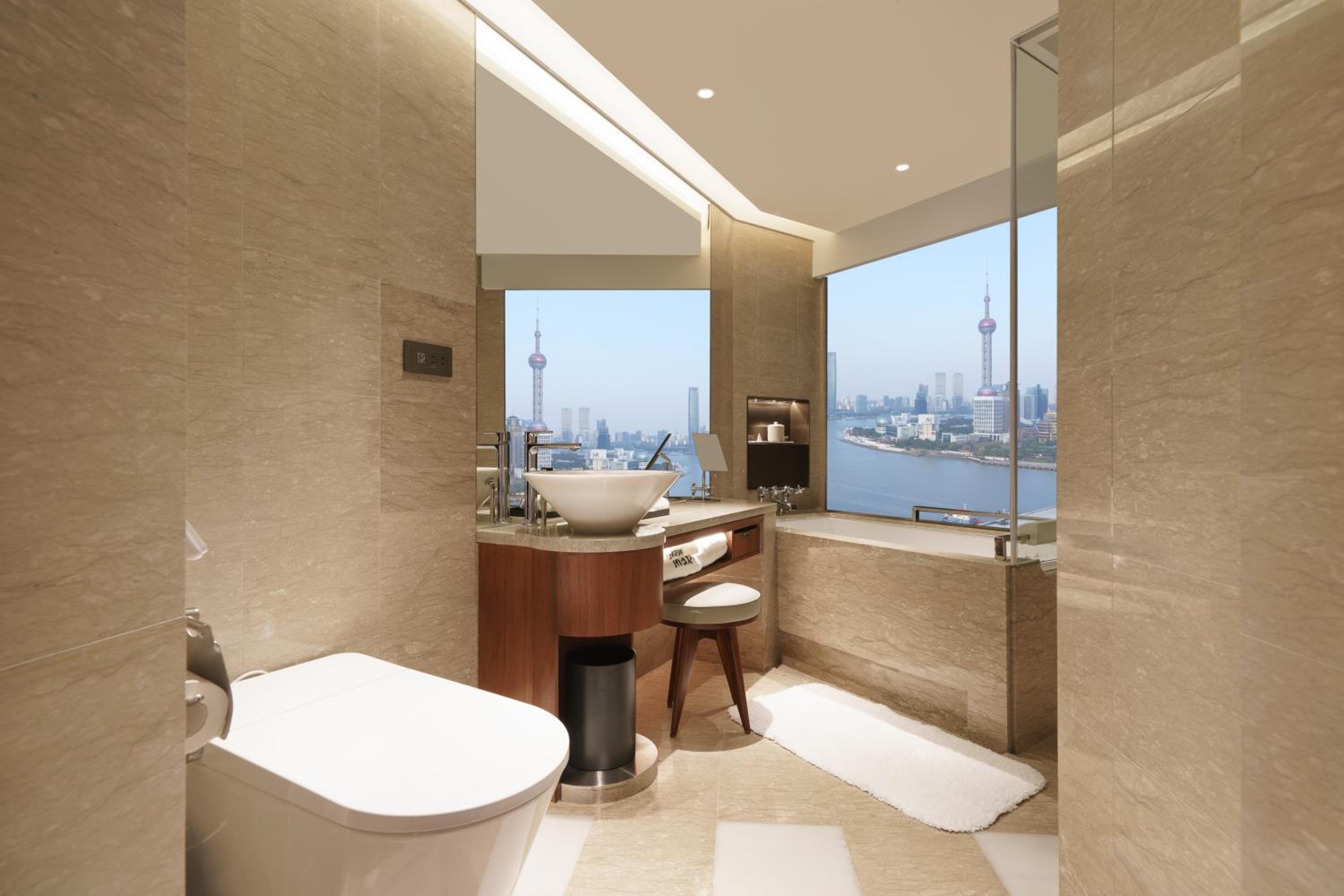 Shanghai Deluxe with River View photo 3