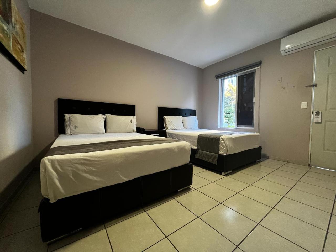 Twin Room - Photo 2