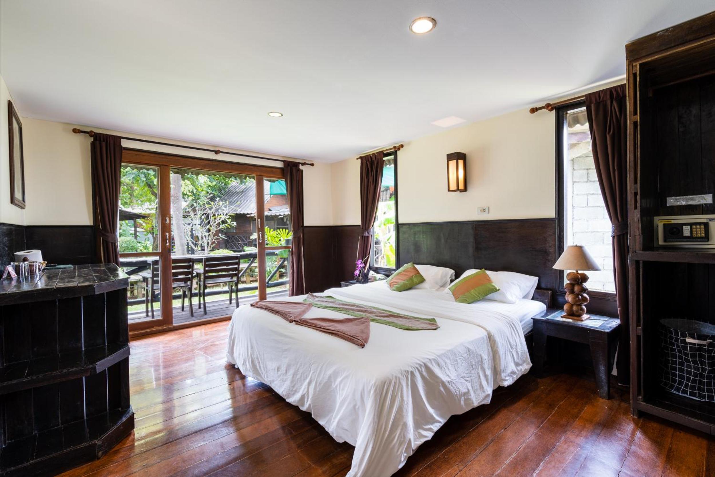 Deluxe Bungalow with Garden View
