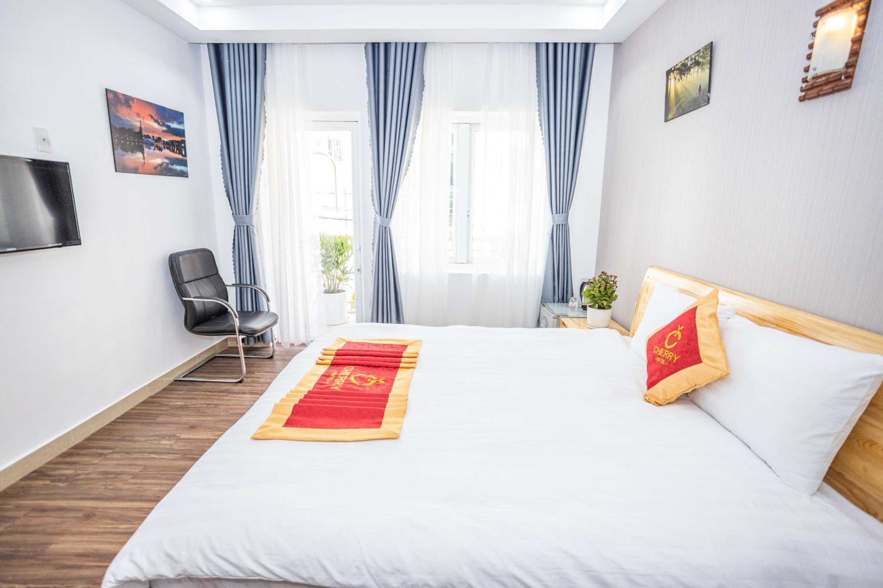 Deluxe Double Room with Balcony - Photo 2