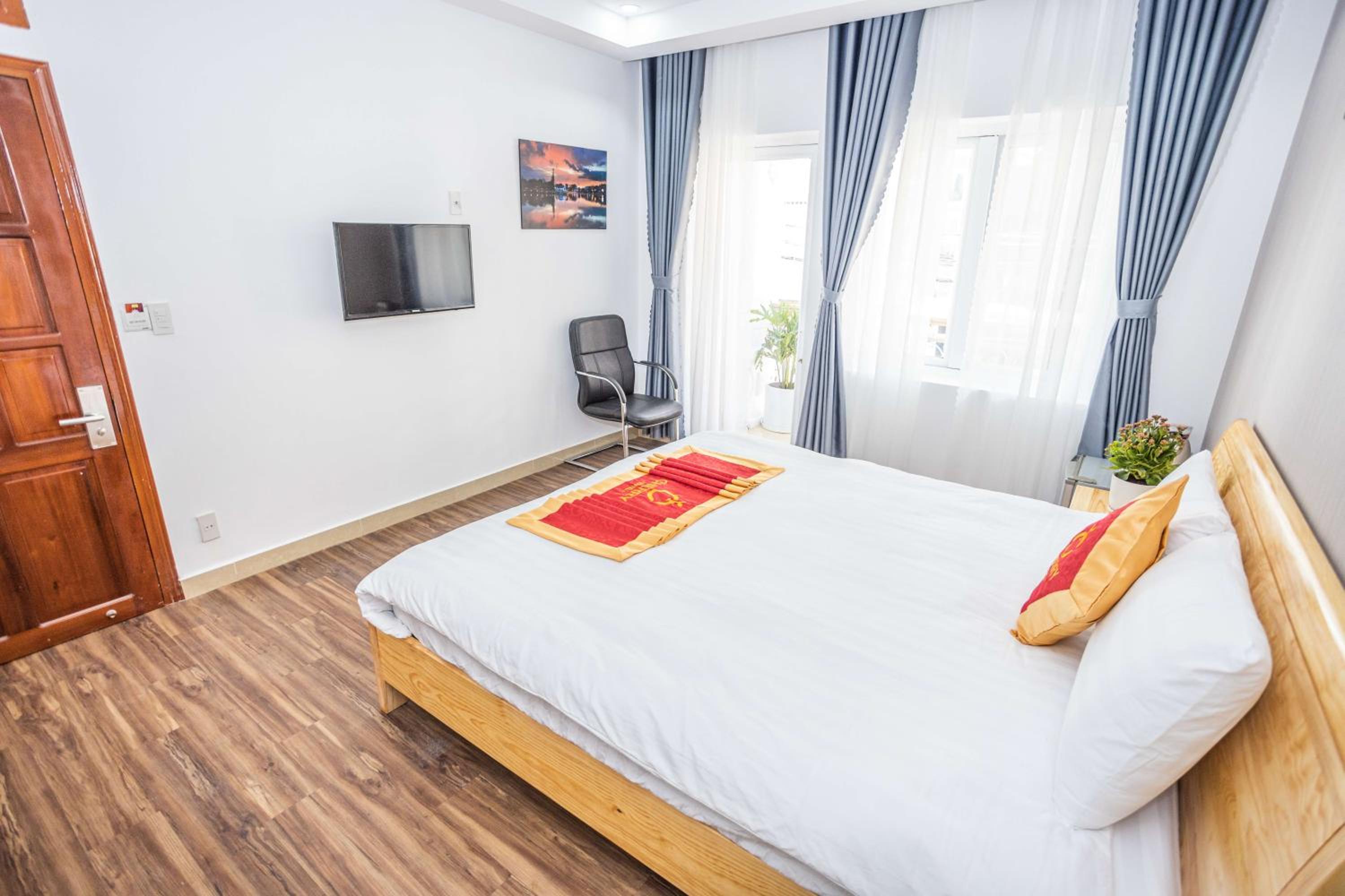 Deluxe Double Room with Balcony - Photo 10