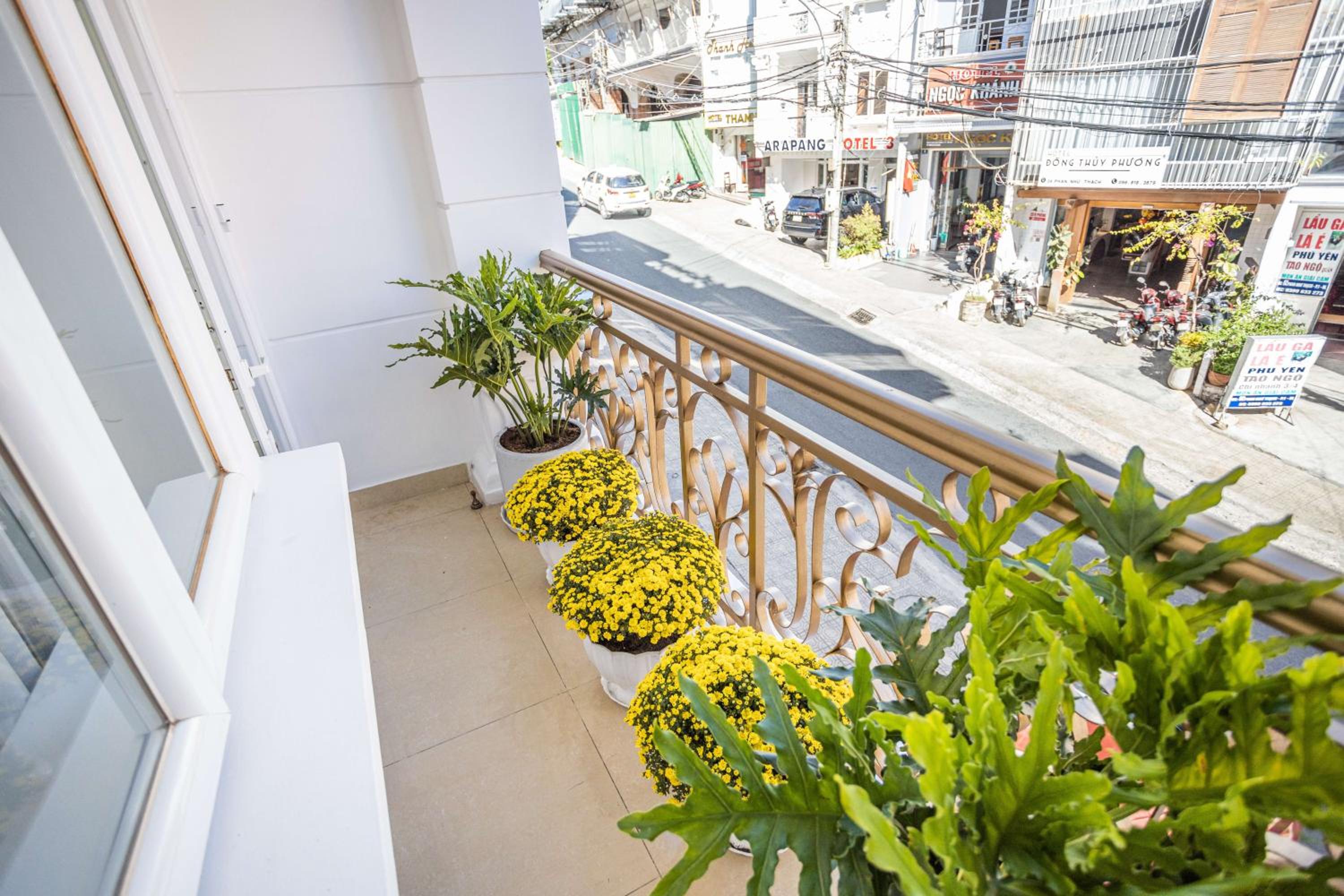 Deluxe Double Room with Balcony - Photo 9