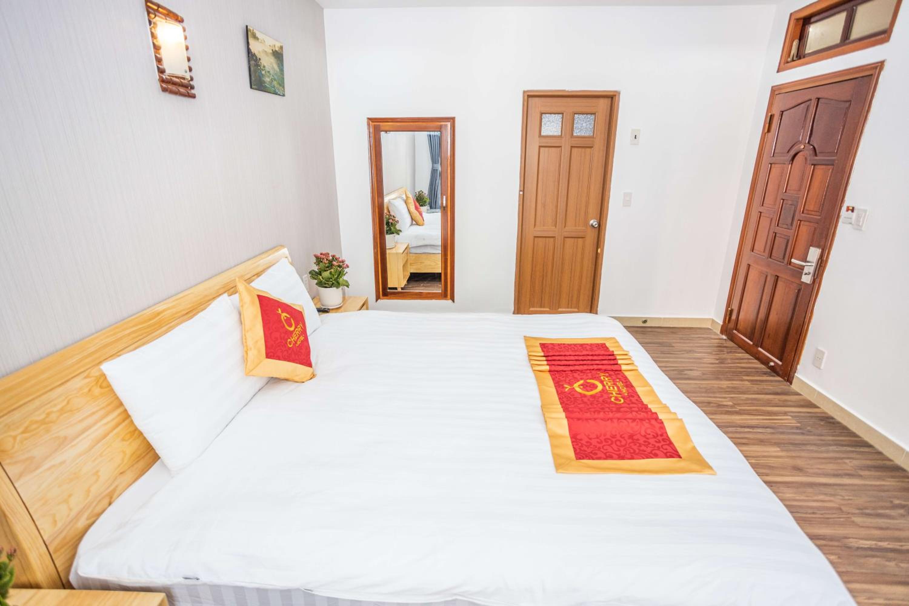 Deluxe Double Room with Balcony - Photo 3