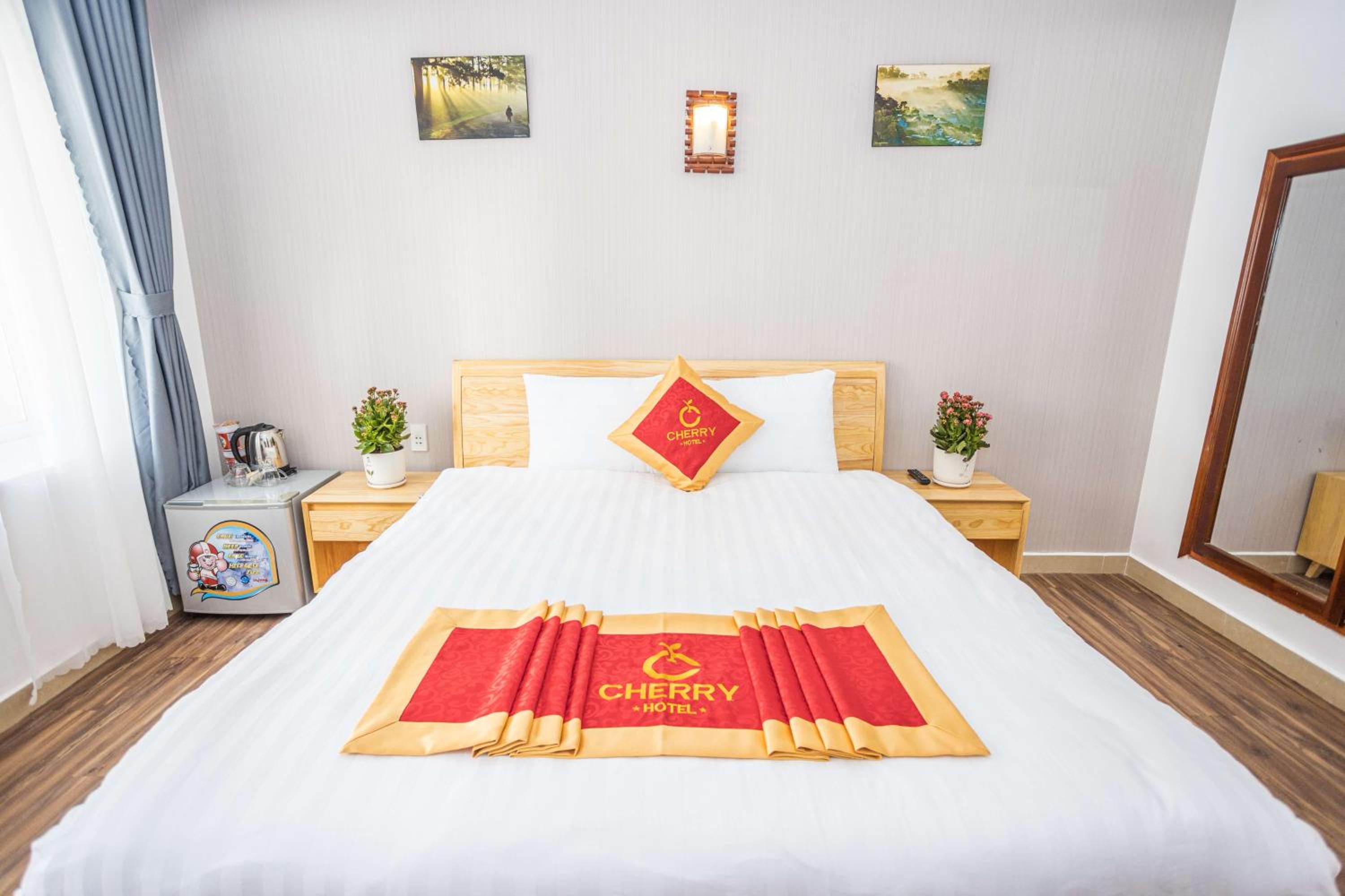 Deluxe Double Room with Balcony - Photo 4