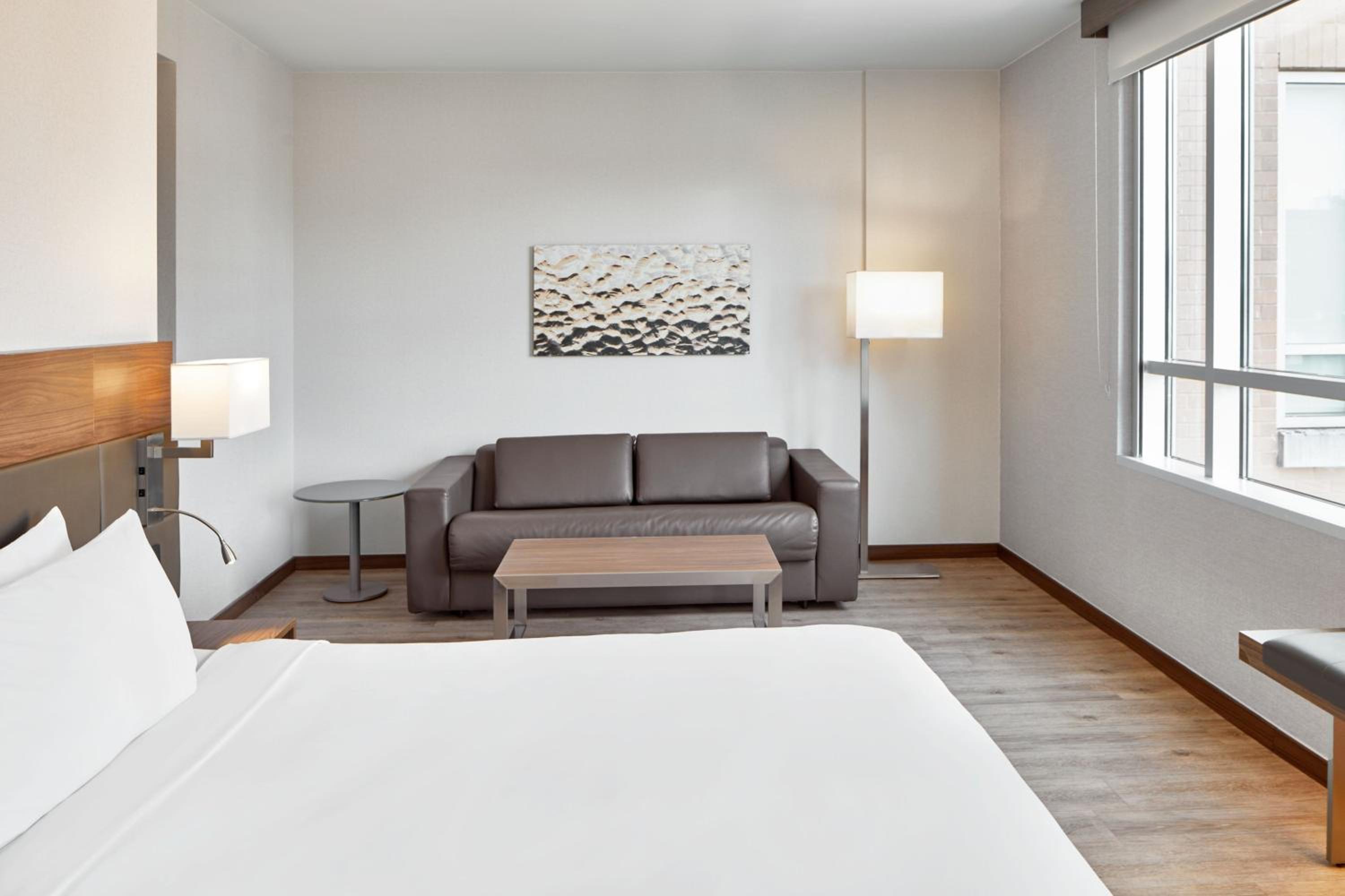 King Room with Sofa Bed - Photo 1