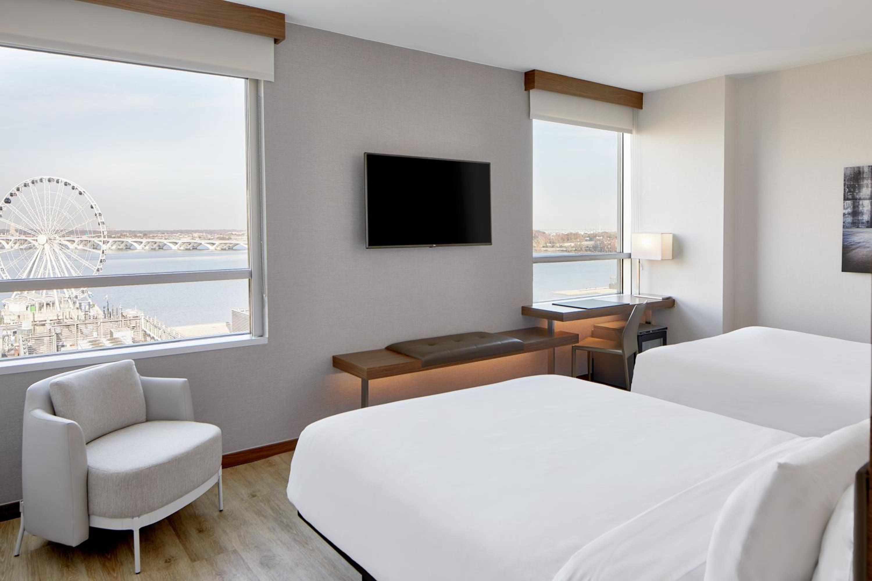 Queen Room with River View - Photo 1