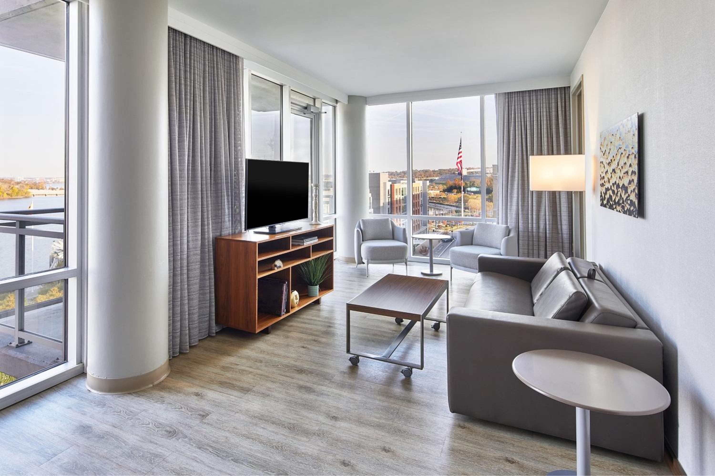 One-Bedroom King Suite with River View - Photo 11