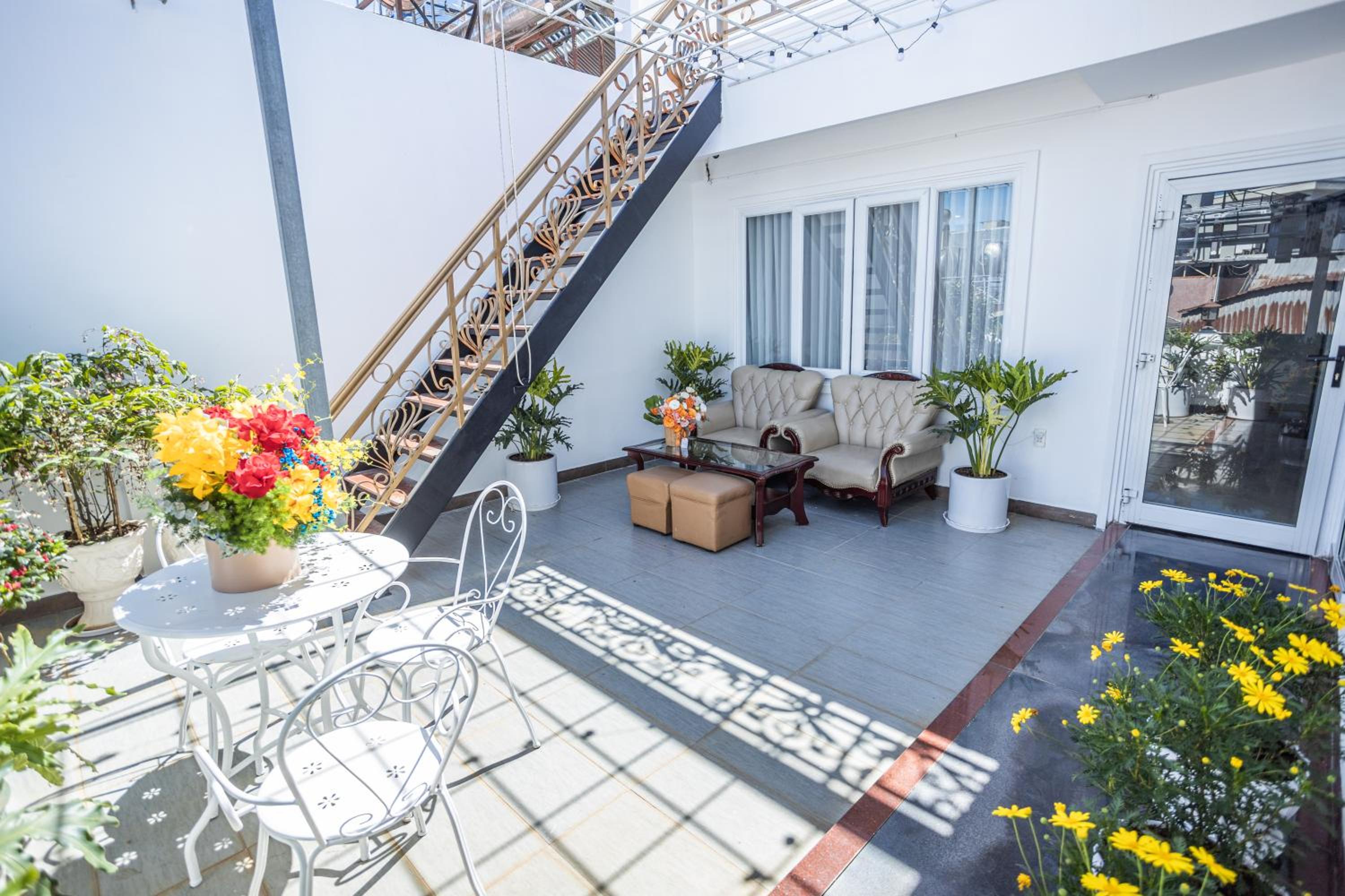 Family Room with Garden View - Photo 16