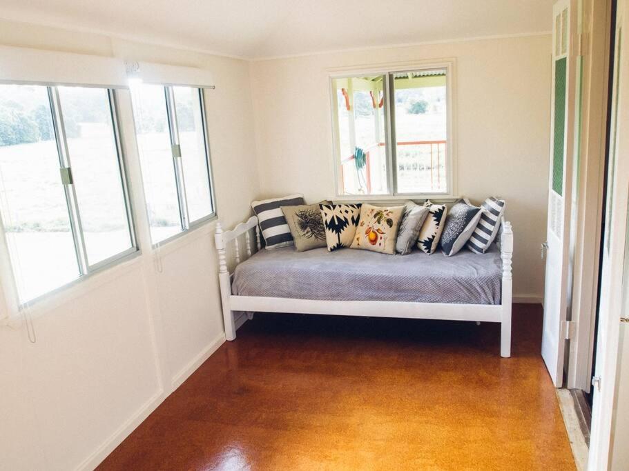 Six-Bedroom House photo 3