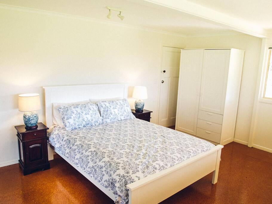Six-Bedroom House photo 3