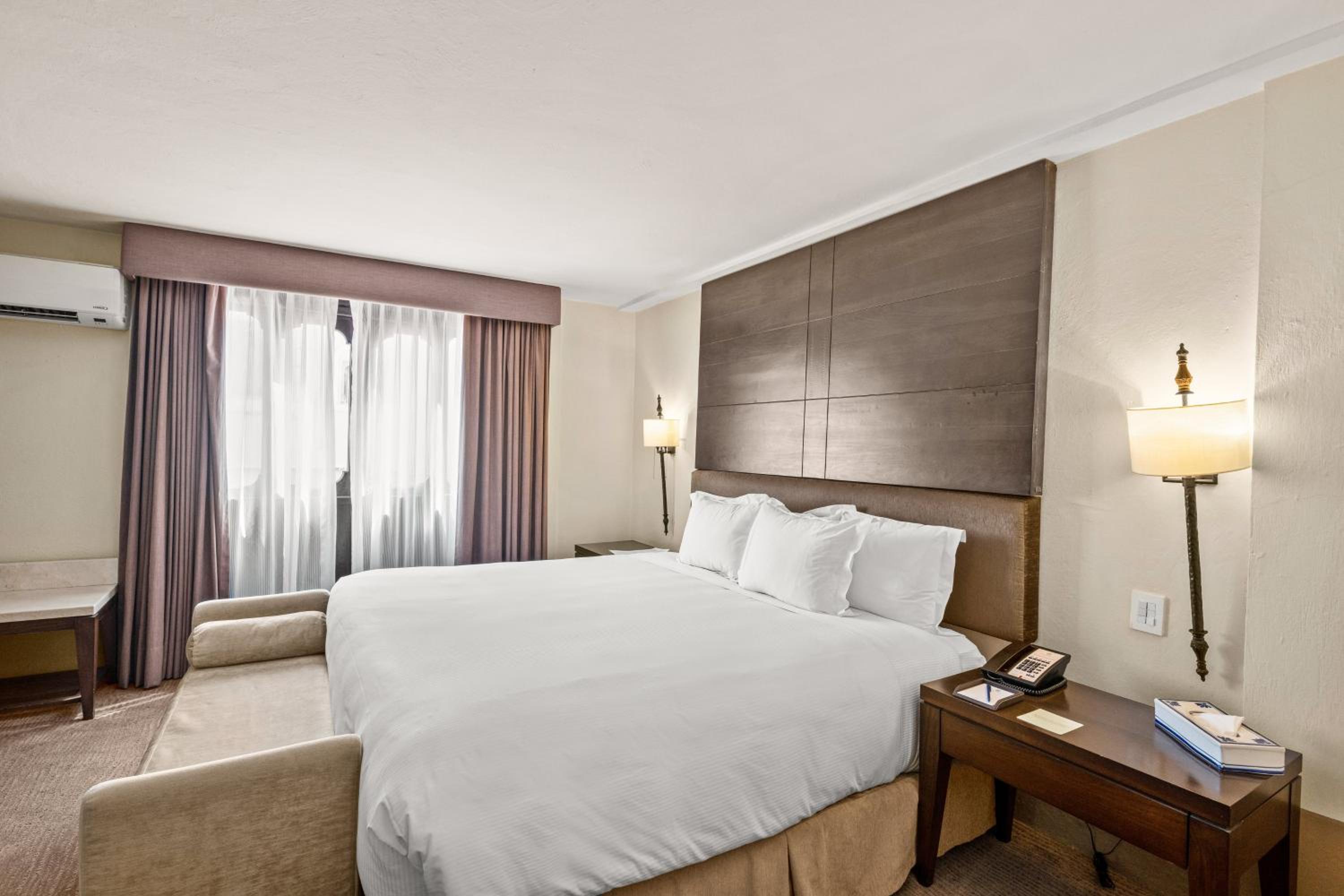Gran Clase King Size Bed