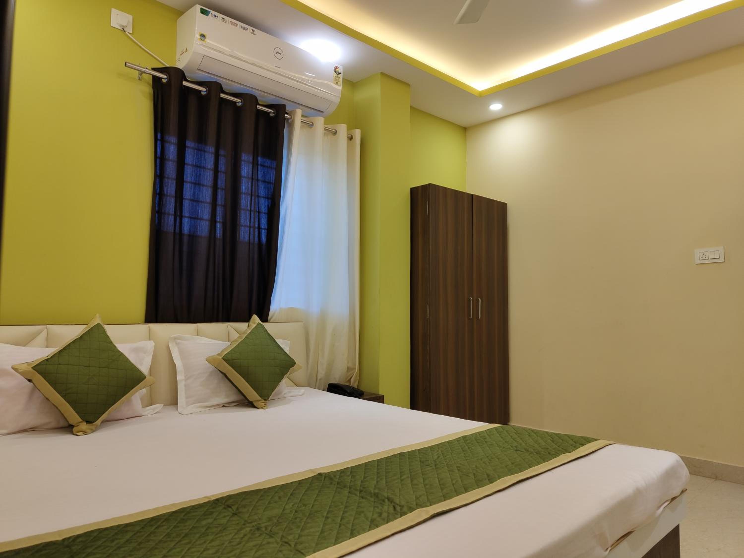 Standard Queen Room